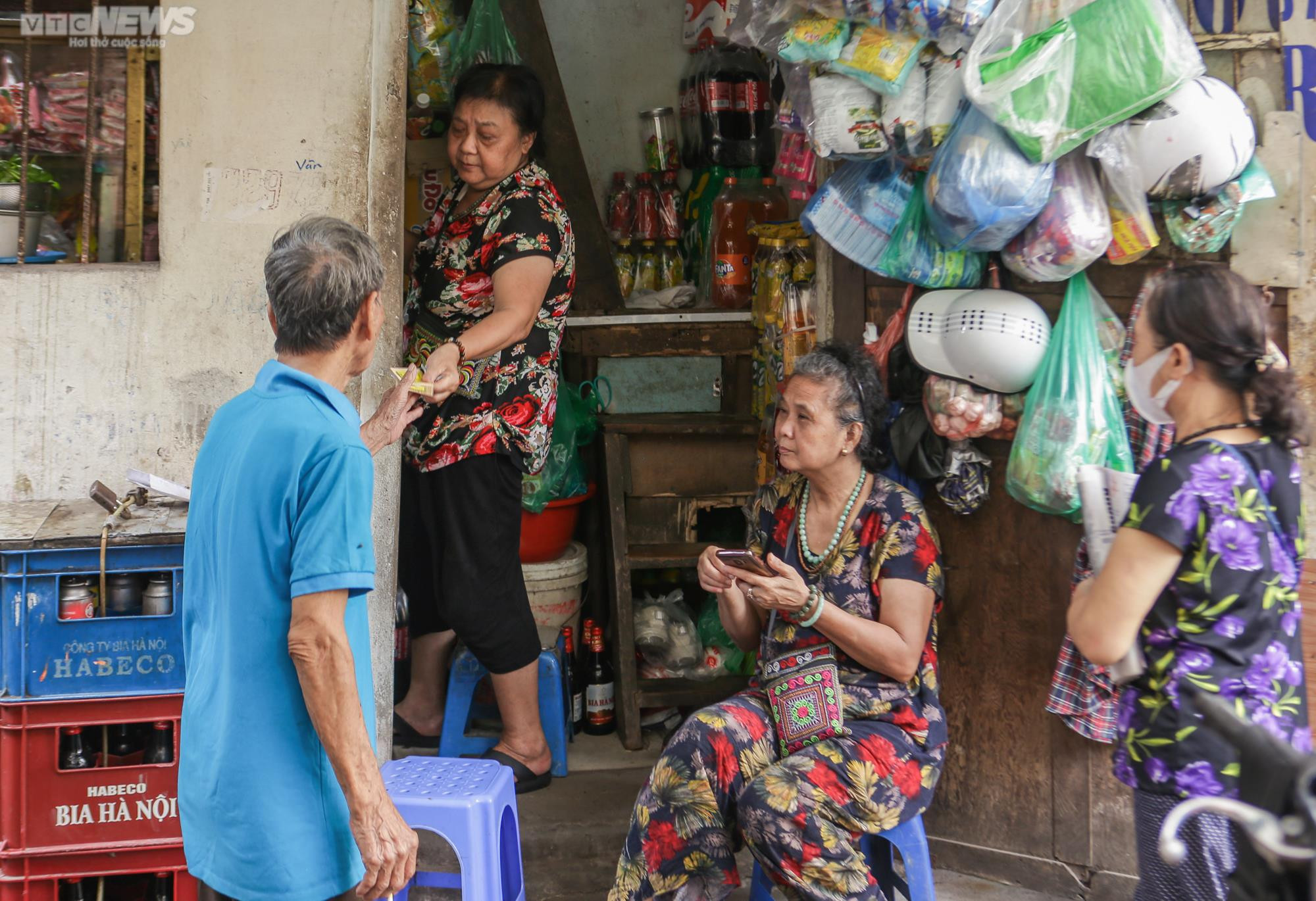 Ảnh: Bà giáo già nuôi 4 miệng ăn, chật vật sống trong căn nhà 6m2 ở Hà Nội - 6