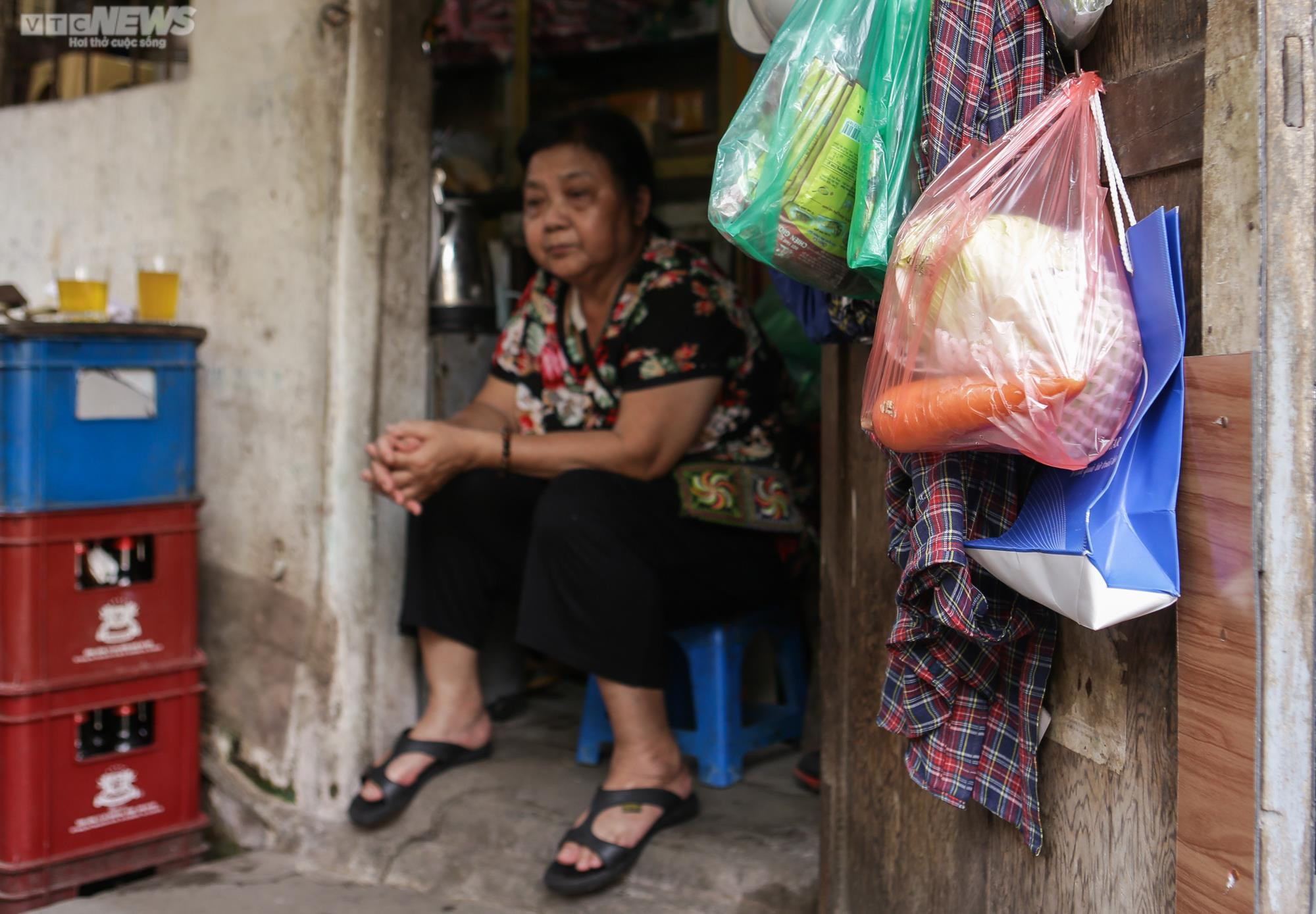 Ảnh: Bà giáo già nuôi 4 miệng ăn, chật vật sống trong căn nhà 6m2 ở Hà Nội - 12