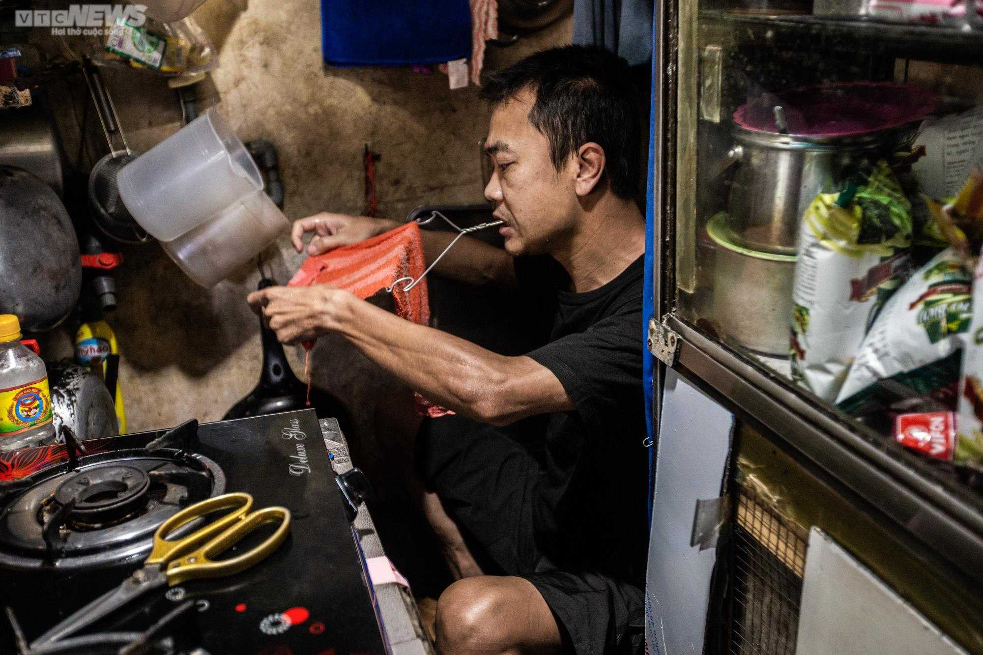 Ảnh: Bà giáo già nuôi 4 miệng ăn, chật vật sống trong căn nhà 6m2 ở Hà Nội - 7