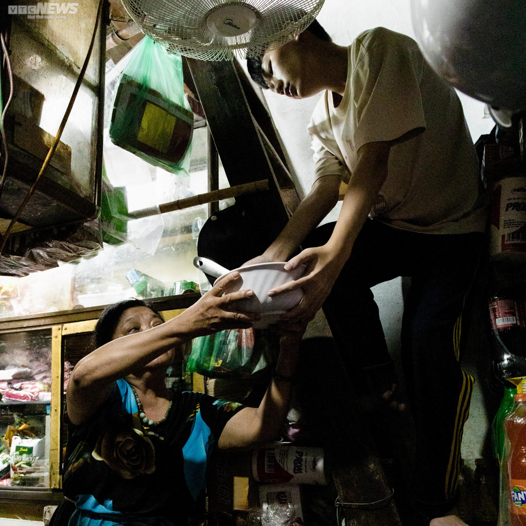 Ảnh: Bà giáo già nuôi 4 miệng ăn, chật vật sống trong căn nhà 6m2 ở Hà Nội - 9