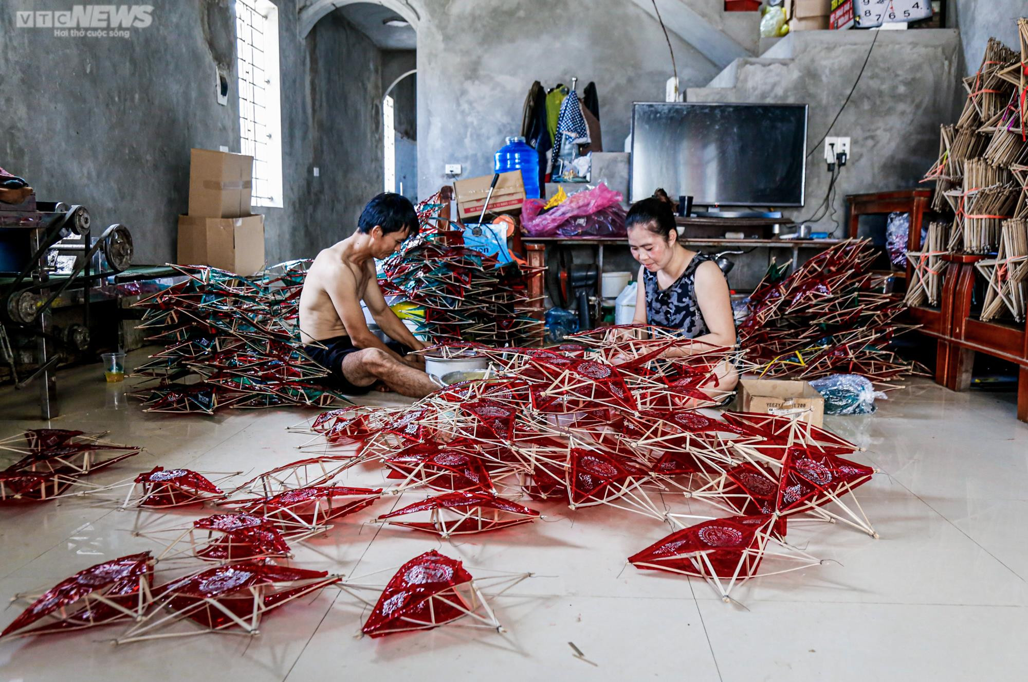 Ảnh: 'Thủ phủ' đèn ông sao tất bật trước Tết Trung thu, làm đến đâu hết đến đấy - 1