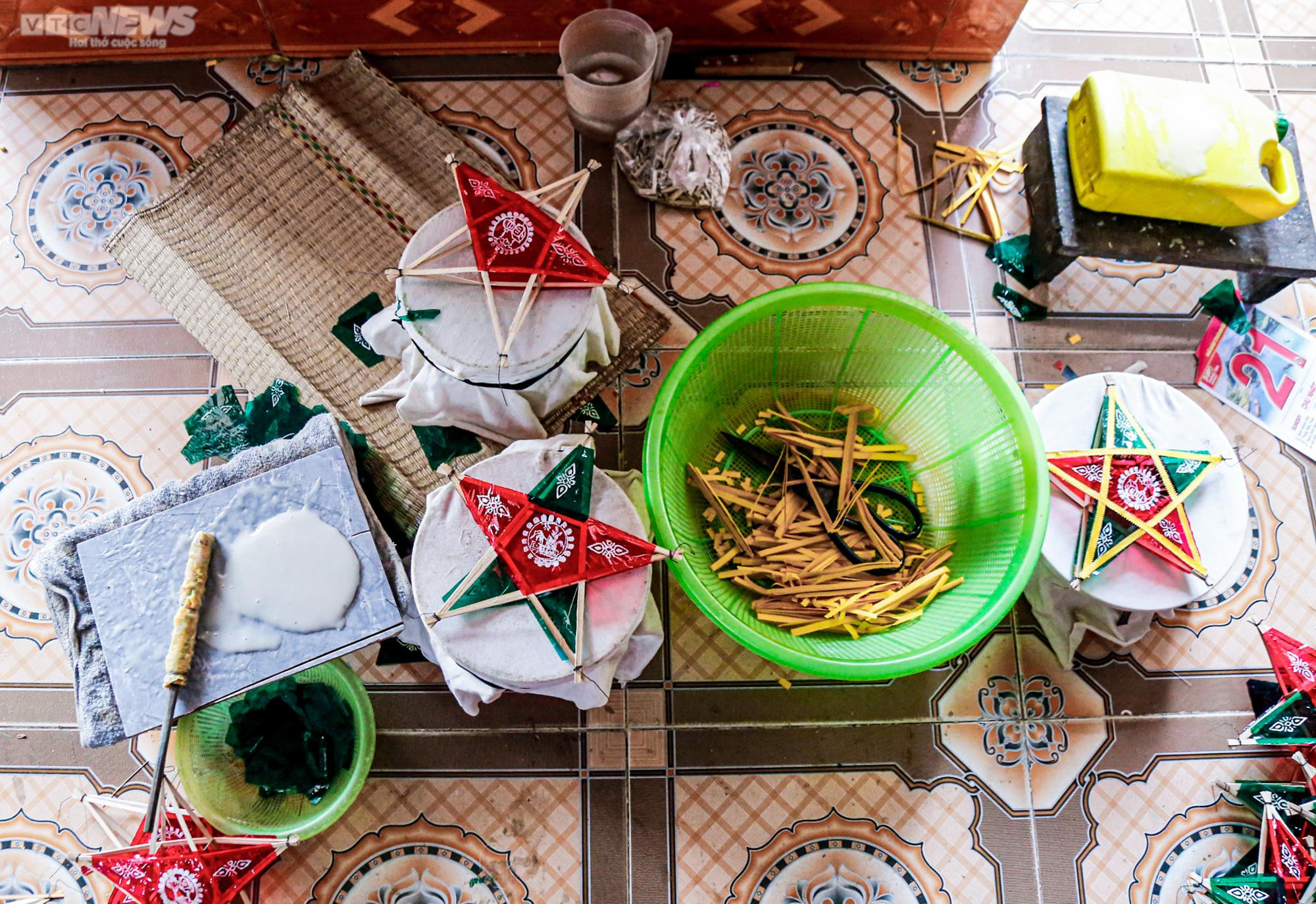 Ảnh: 'Thủ phủ' đèn ông sao tất bật trước Tết Trung thu, làm đến đâu hết đến đấy - 6