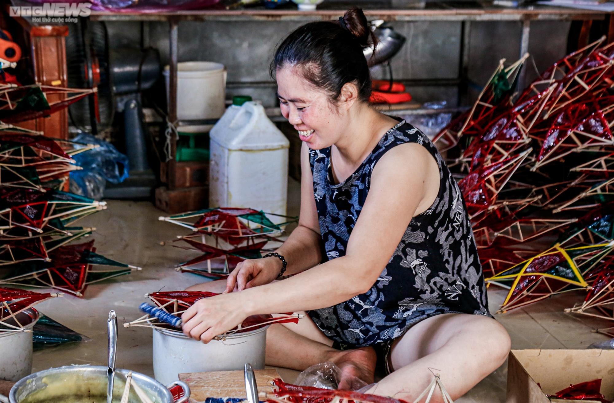Ảnh: 'Thủ phủ' đèn ông sao tất bật trước Tết Trung thu, làm đến đâu hết đến đấy - 8