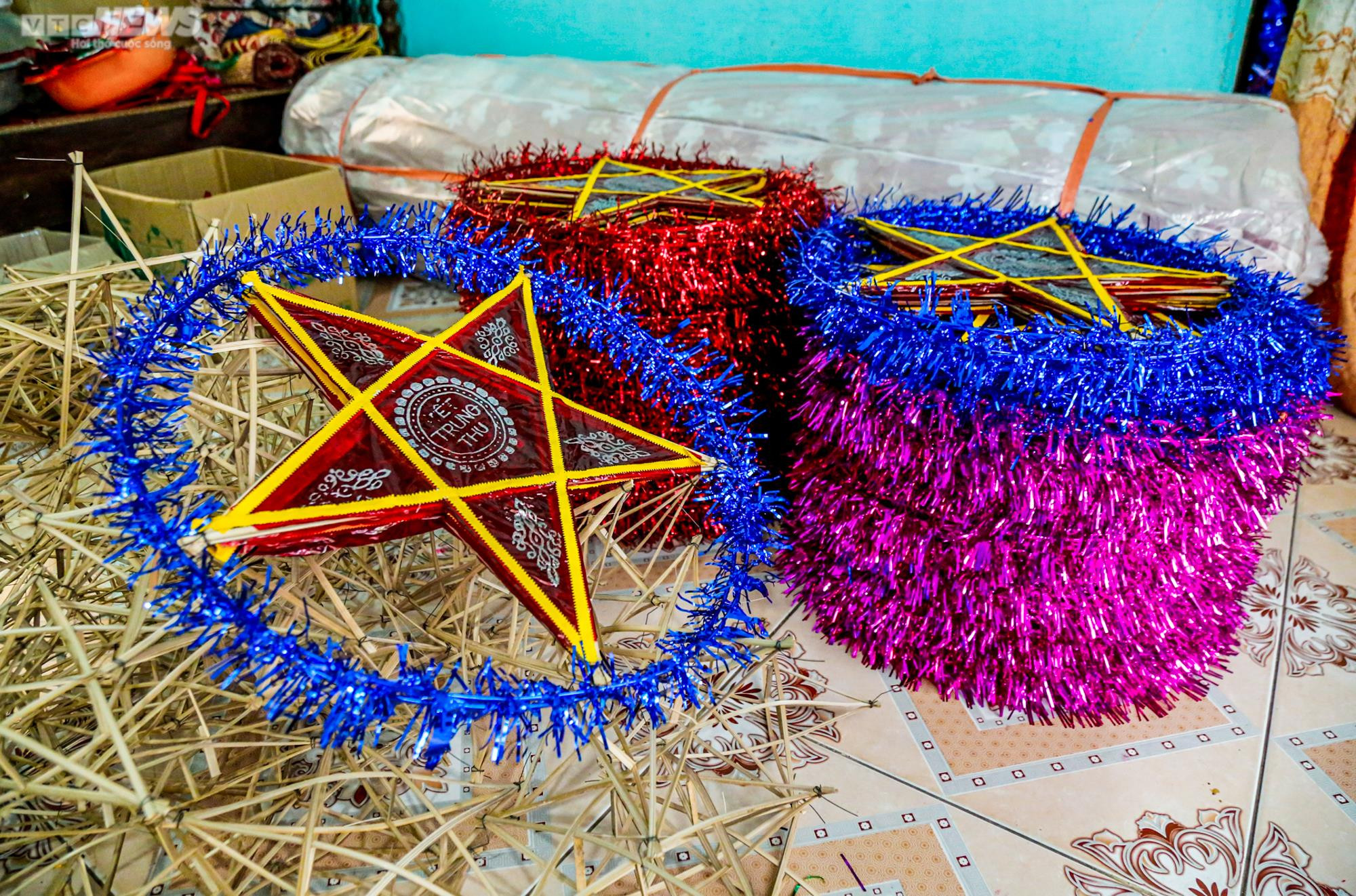 Ảnh: 'Thủ phủ' đèn ông sao tất bật trước Tết Trung thu, làm đến đâu hết đến đấy - 14