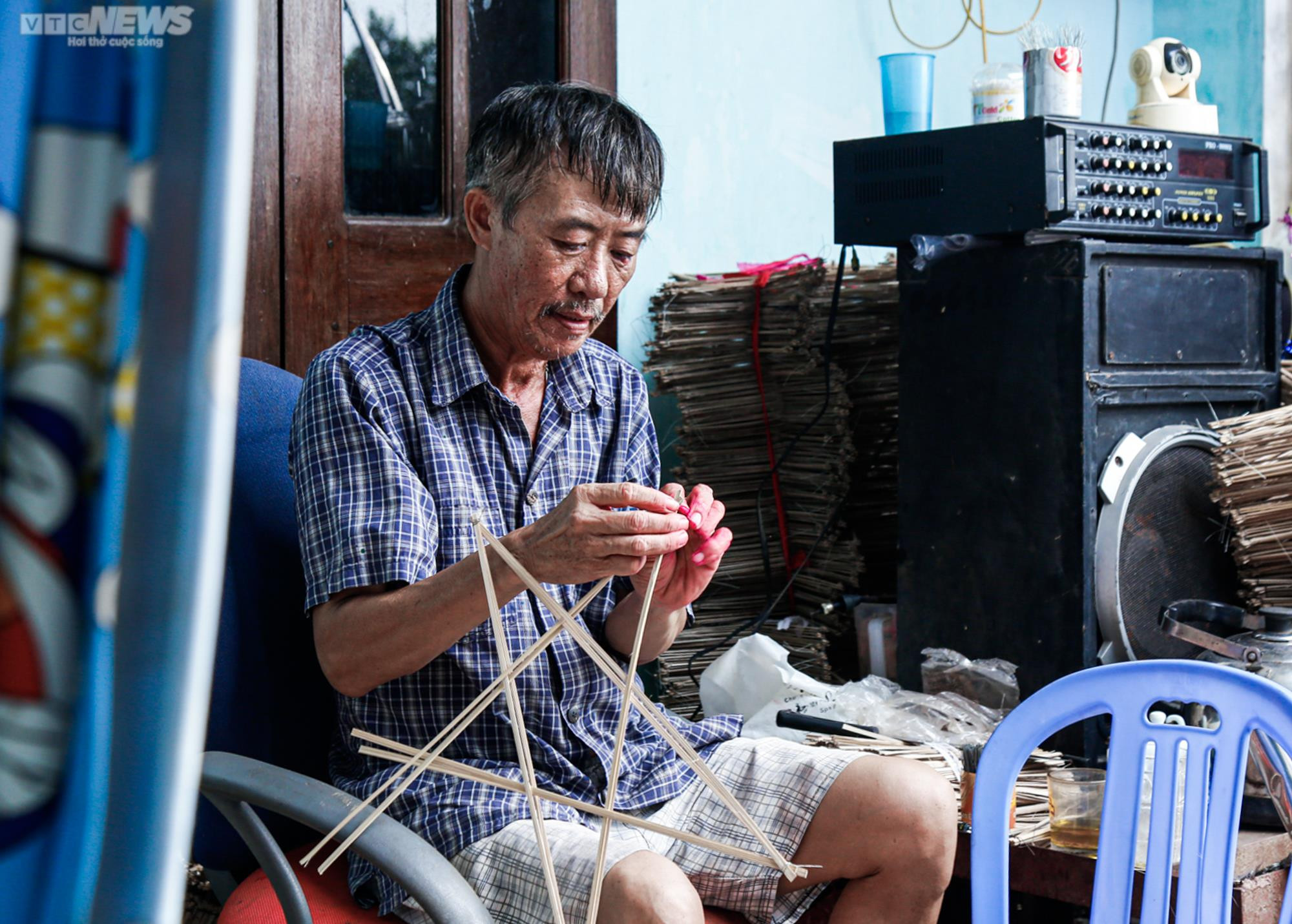 Ảnh: 'Thủ phủ' đèn ông sao tất bật trước Tết Trung thu, làm đến đâu hết đến đấy - 5