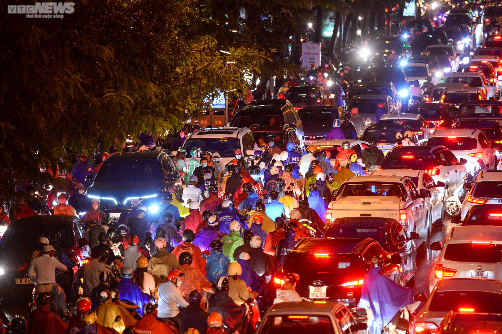 Mưa tầm tã, người Hà Nội tối mịt vẫn chôn chân ngoài đường - 12