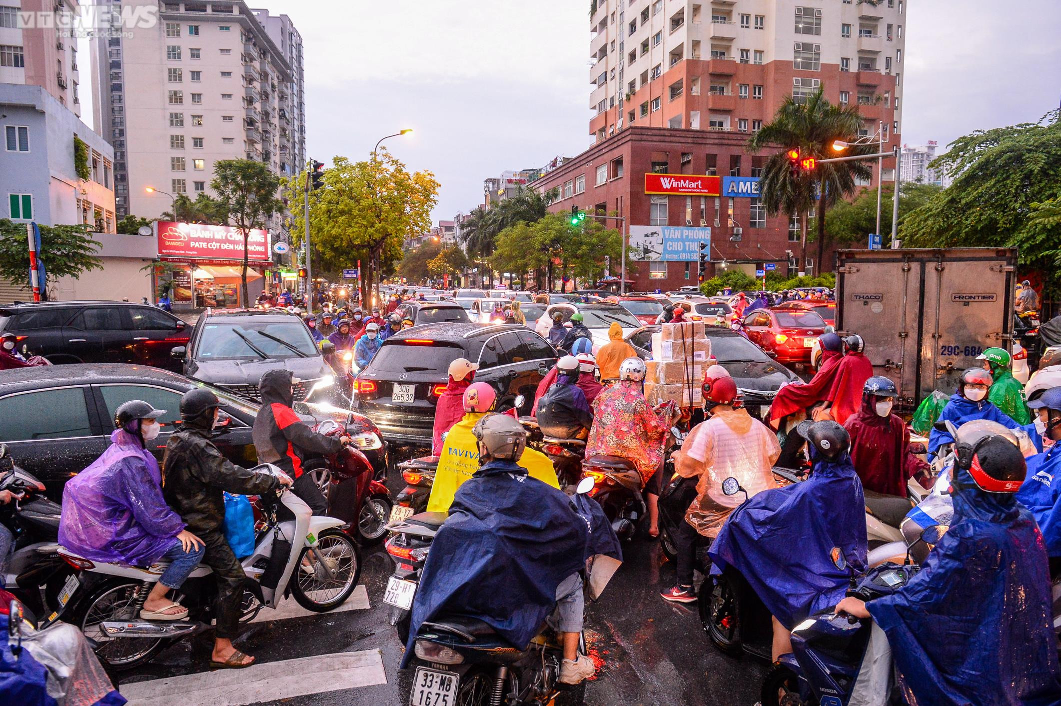 Mưa tầm tã, người Hà Nội tối mịt vẫn chôn chân ngoài đường - 3