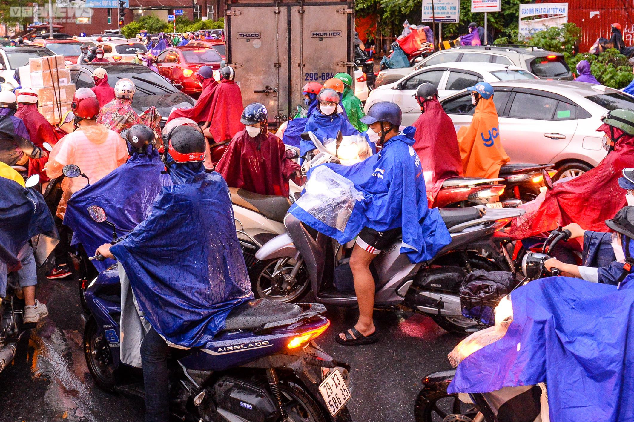 Mưa tầm tã, người Hà Nội tối mịt vẫn chôn chân ngoài đường - 4