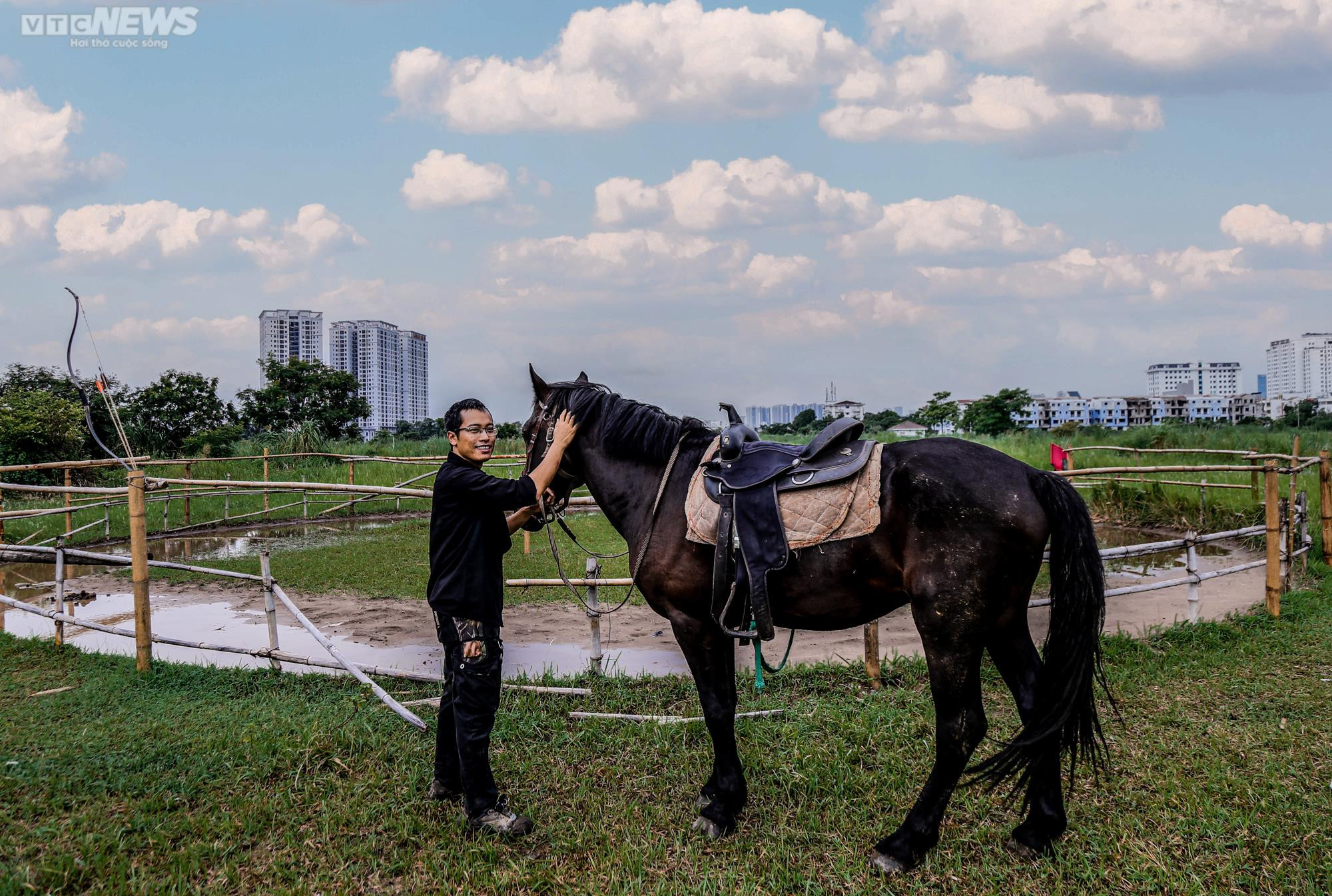 Ảnh: Cưỡi ngựa bắn cung mang phong cách Mông Cổ giữa lòng Hà Nội - 3