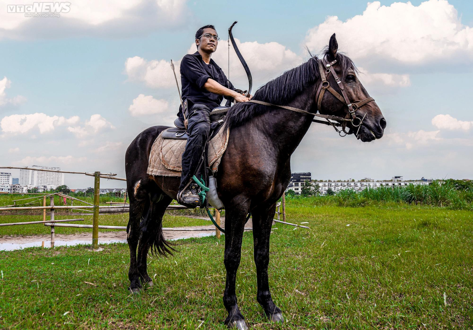 Ảnh: Cưỡi ngựa bắn cung mang phong cách Mông Cổ giữa lòng Hà Nội - 7