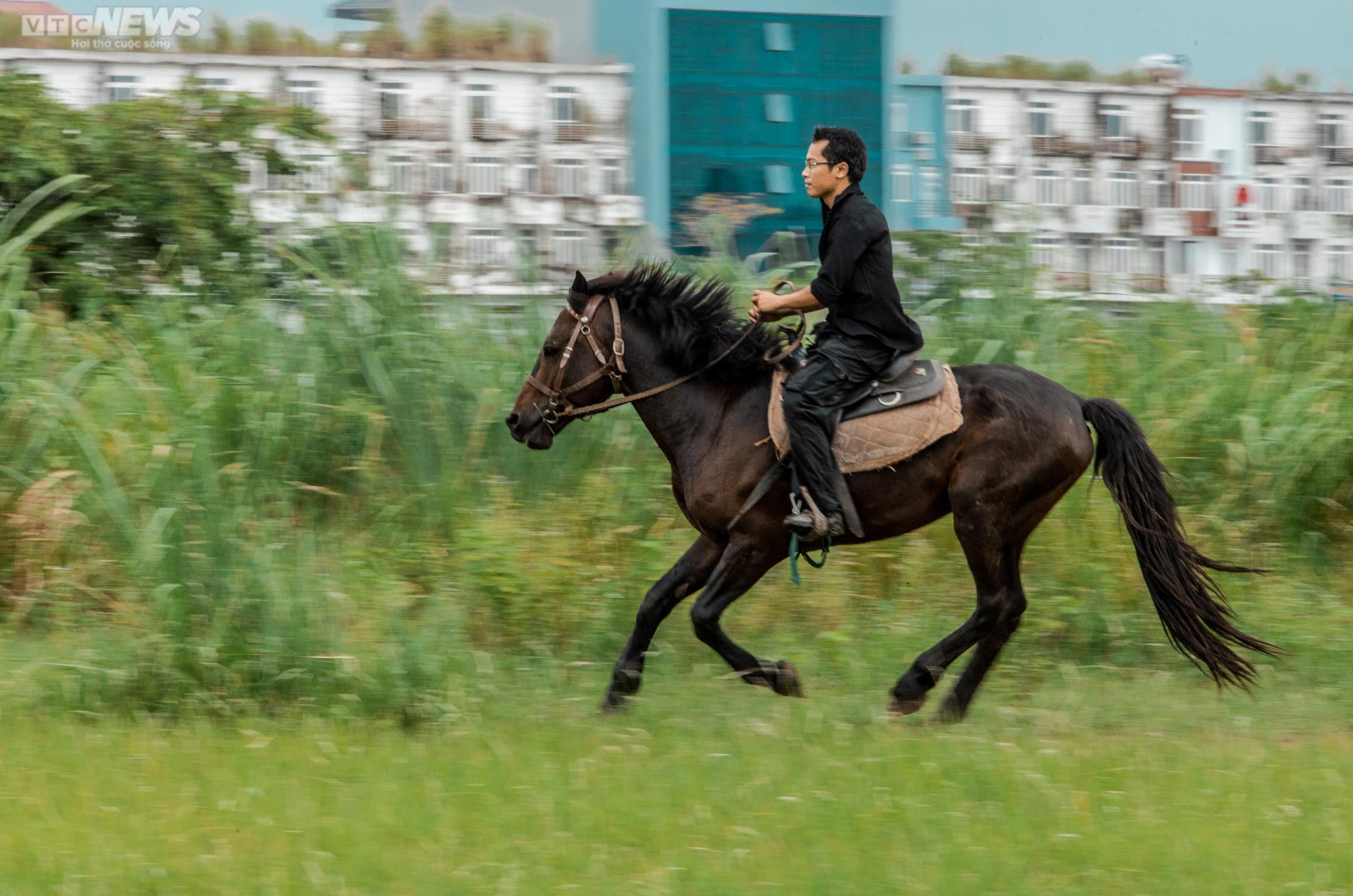 Ảnh: Cưỡi ngựa bắn cung mang phong cách Mông Cổ giữa lòng Hà Nội - 8
