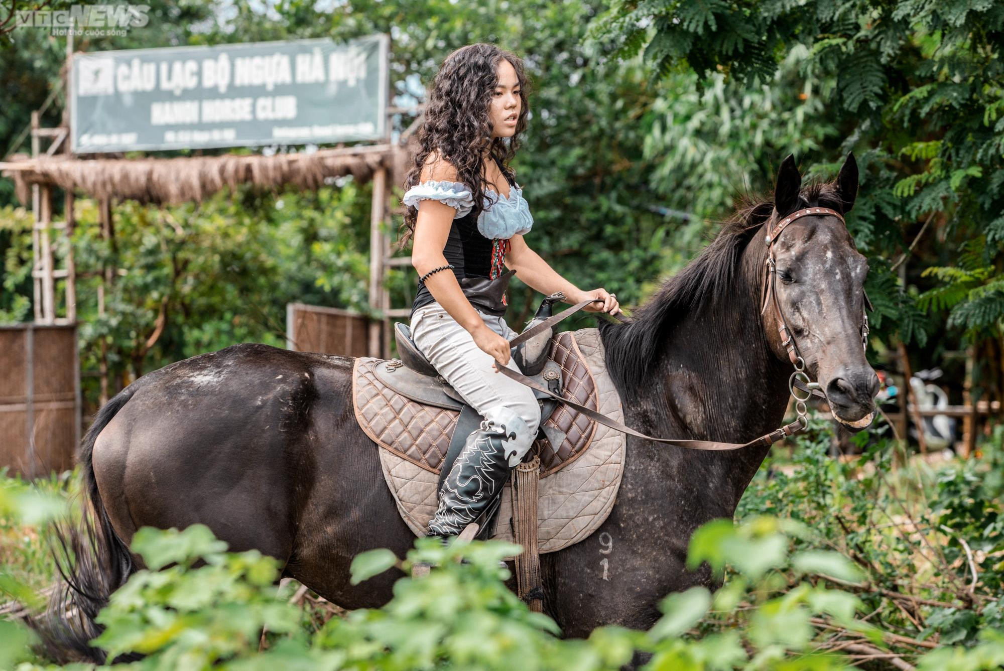 Ảnh: Cưỡi ngựa bắn cung mang phong cách Mông Cổ giữa lòng Hà Nội - 1