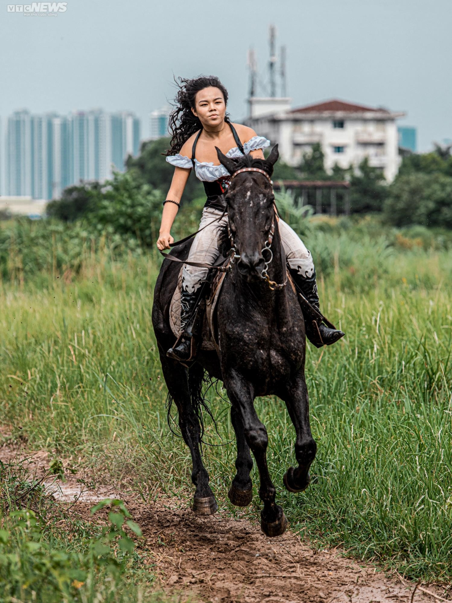 Ảnh: Cưỡi ngựa bắn cung mang phong cách Mông Cổ giữa lòng Hà Nội - 9