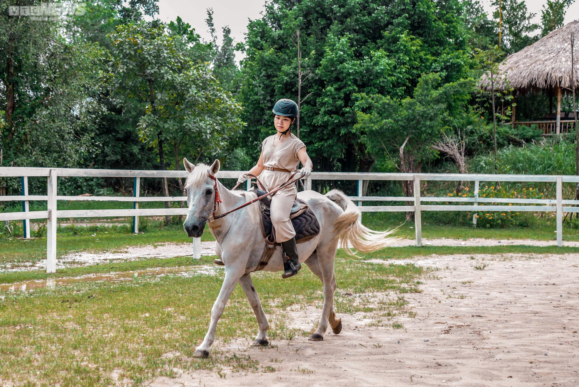Ảnh: Cưỡi ngựa bắn cung mang phong cách Mông Cổ giữa lòng Hà Nội - 11