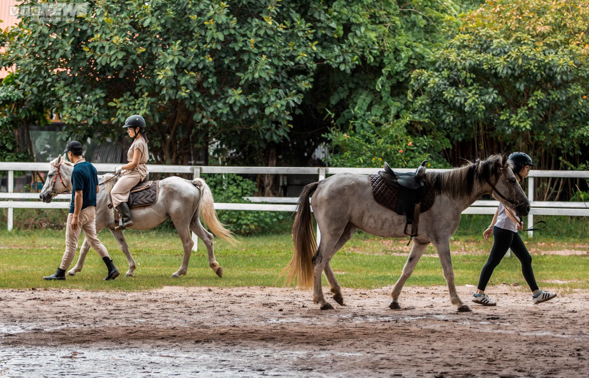 Ảnh: Cưỡi ngựa bắn cung mang phong cách Mông Cổ giữa lòng Hà Nội - 4