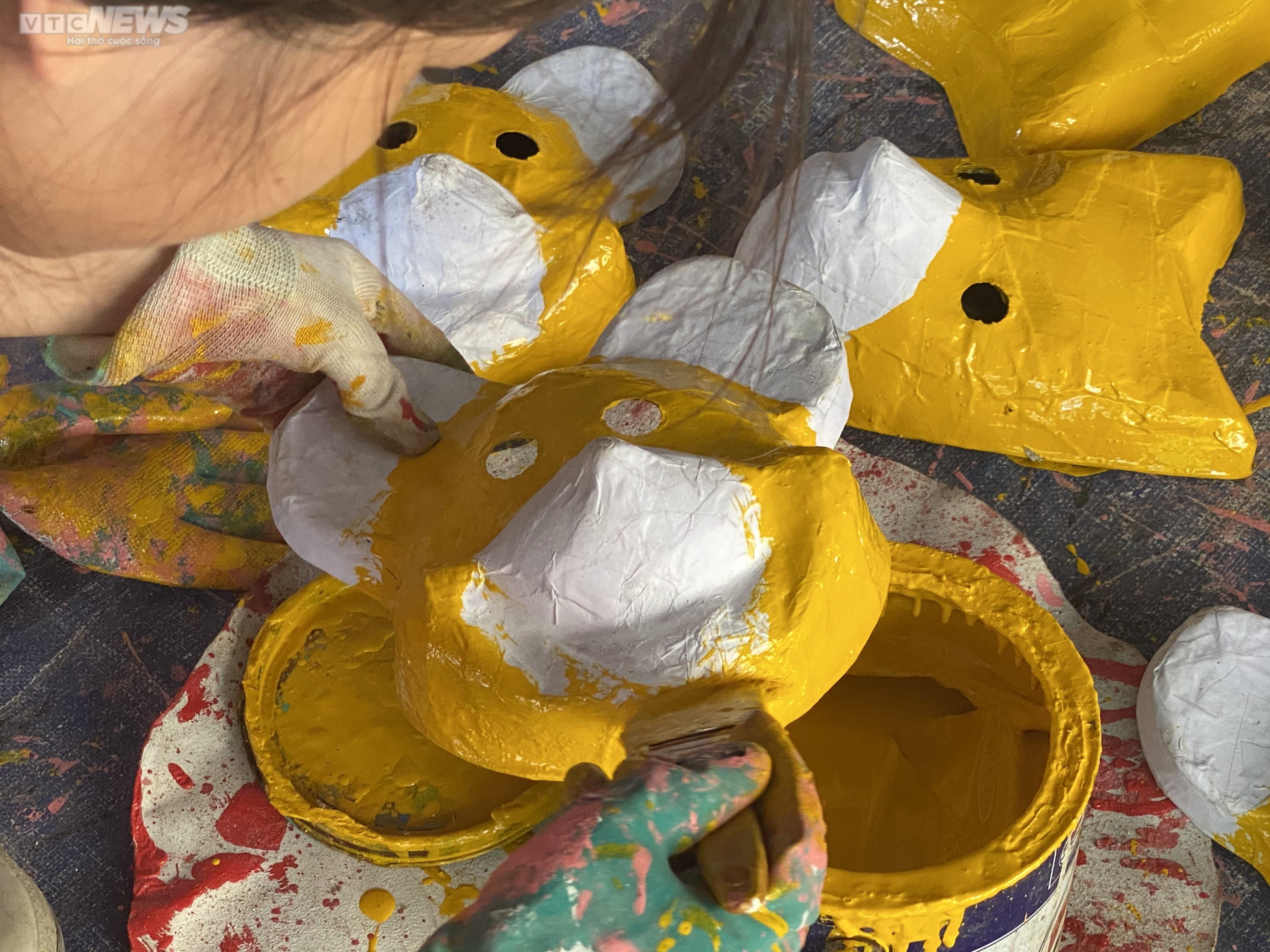 Nghệ nhân làm mặt nạ giấy bồi hơn 40 năm 'giữ hồn' Trung thu xưa - 3