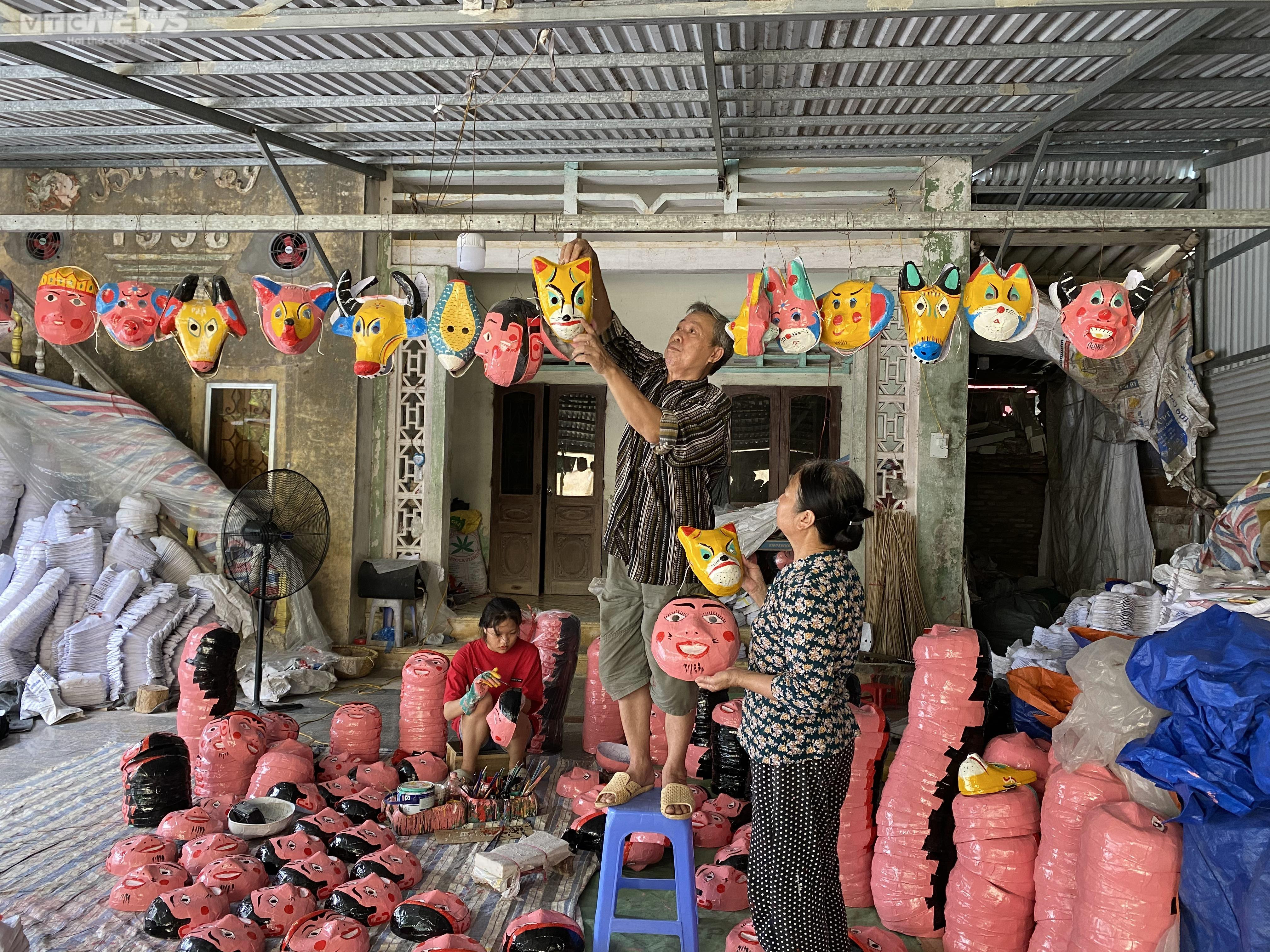 Nghệ nhân làm mặt nạ giấy bồi hơn 40 năm 'giữ hồn' Trung thu xưa - 8