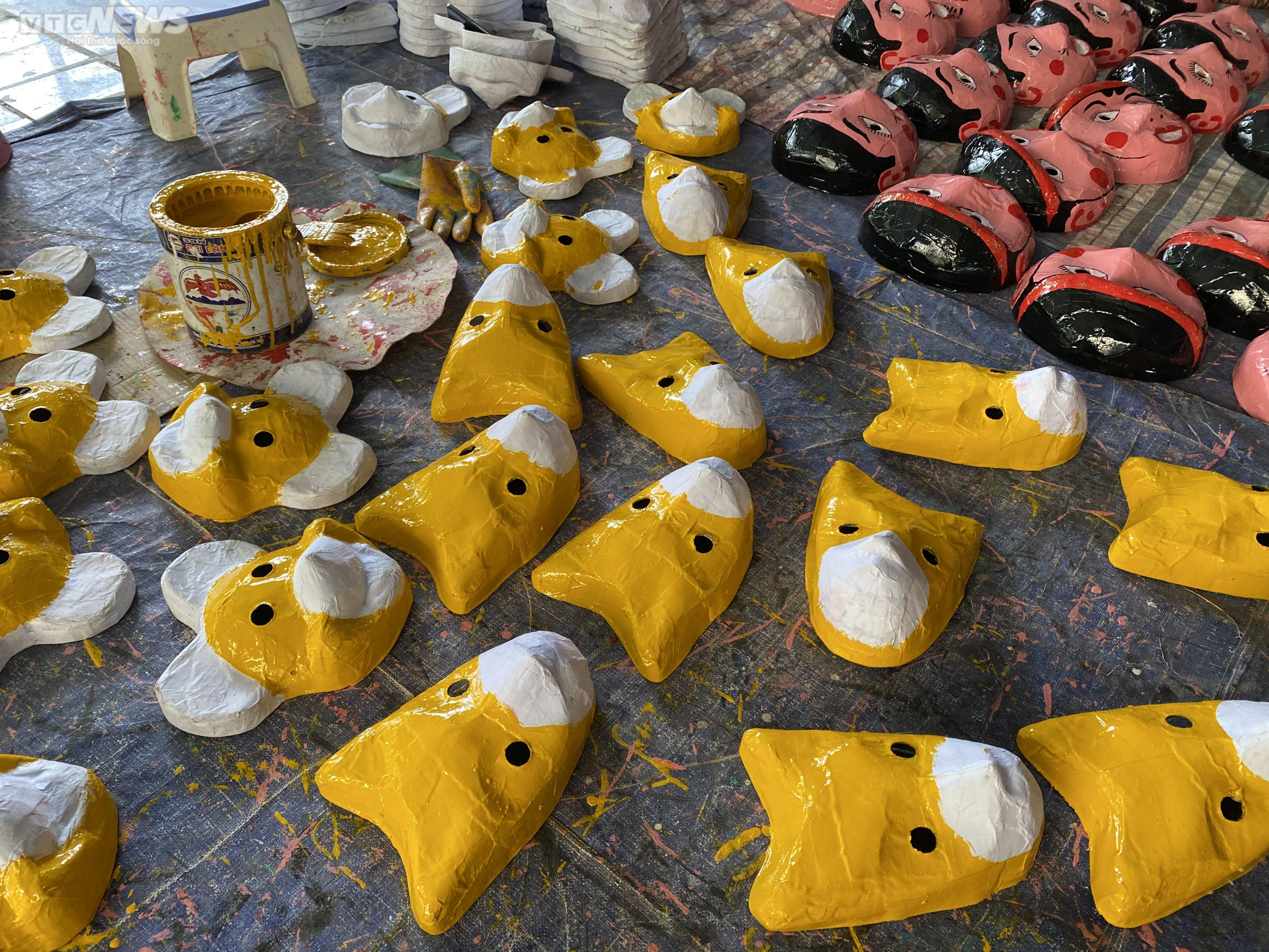 Nghệ nhân làm mặt nạ giấy bồi hơn 40 năm 'giữ hồn' Trung thu xưa - 9