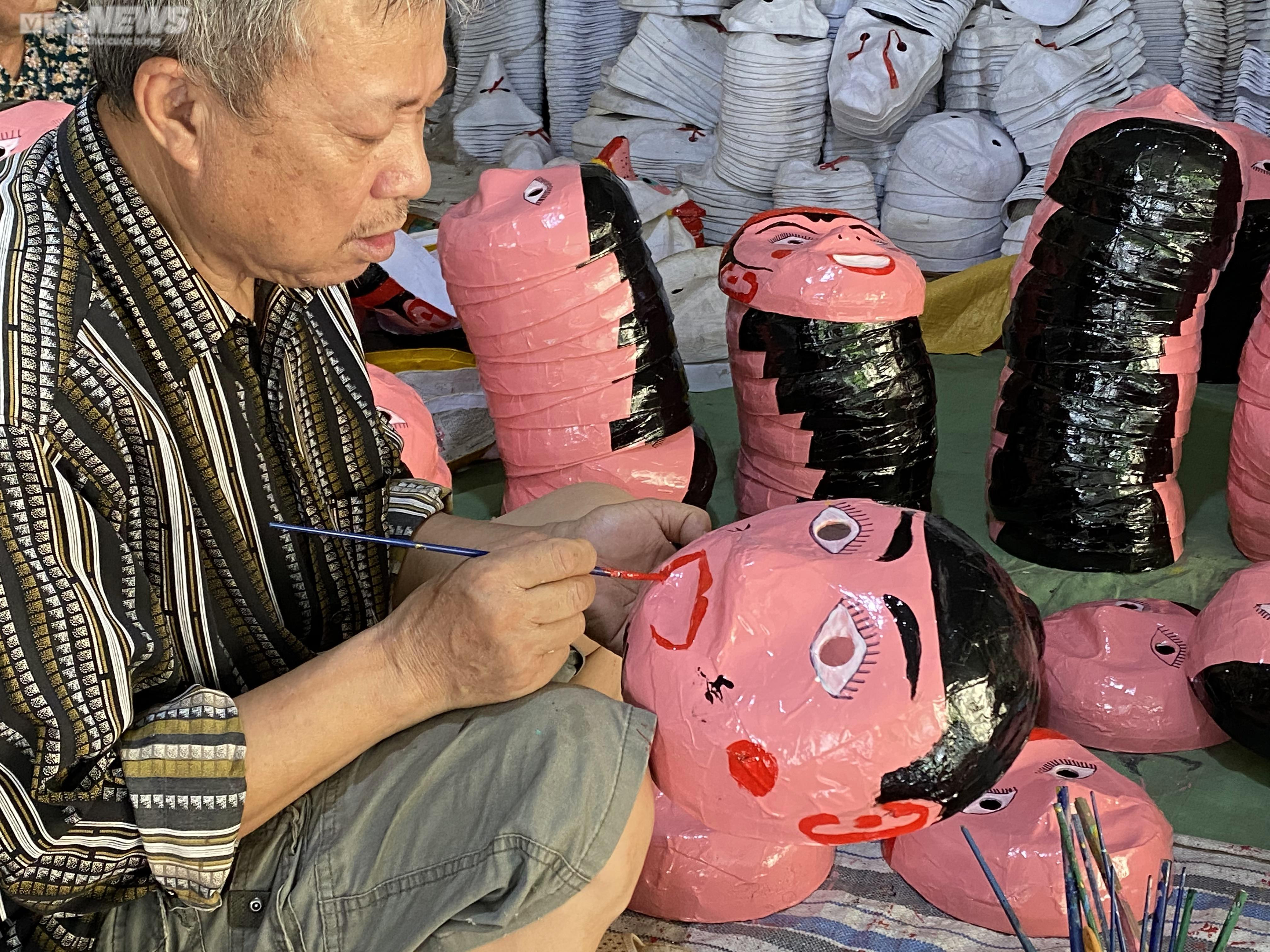 Nghệ nhân làm mặt nạ giấy bồi hơn 40 năm 'giữ hồn' Trung thu xưa - 5