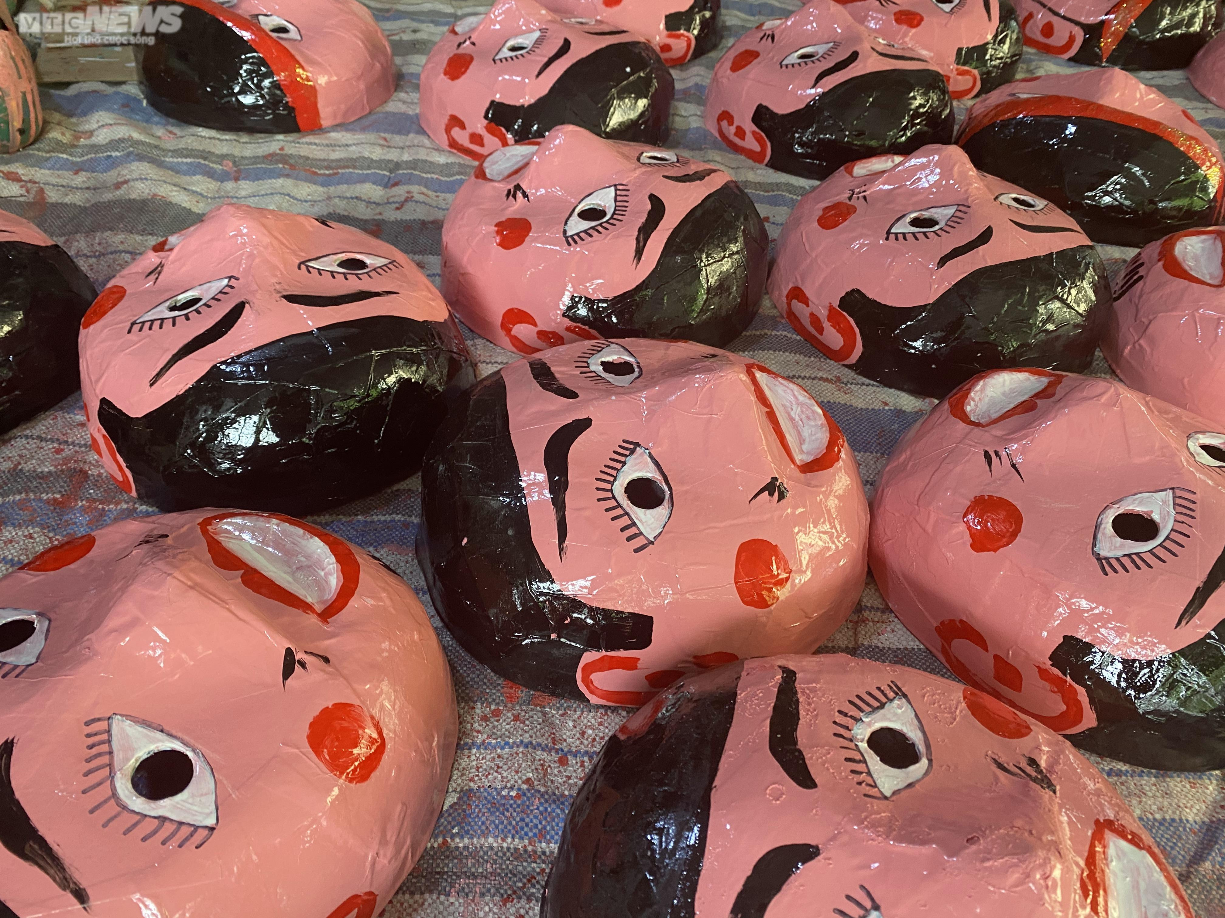 Nghệ nhân làm mặt nạ giấy bồi hơn 40 năm 'giữ hồn' Trung thu xưa - 4