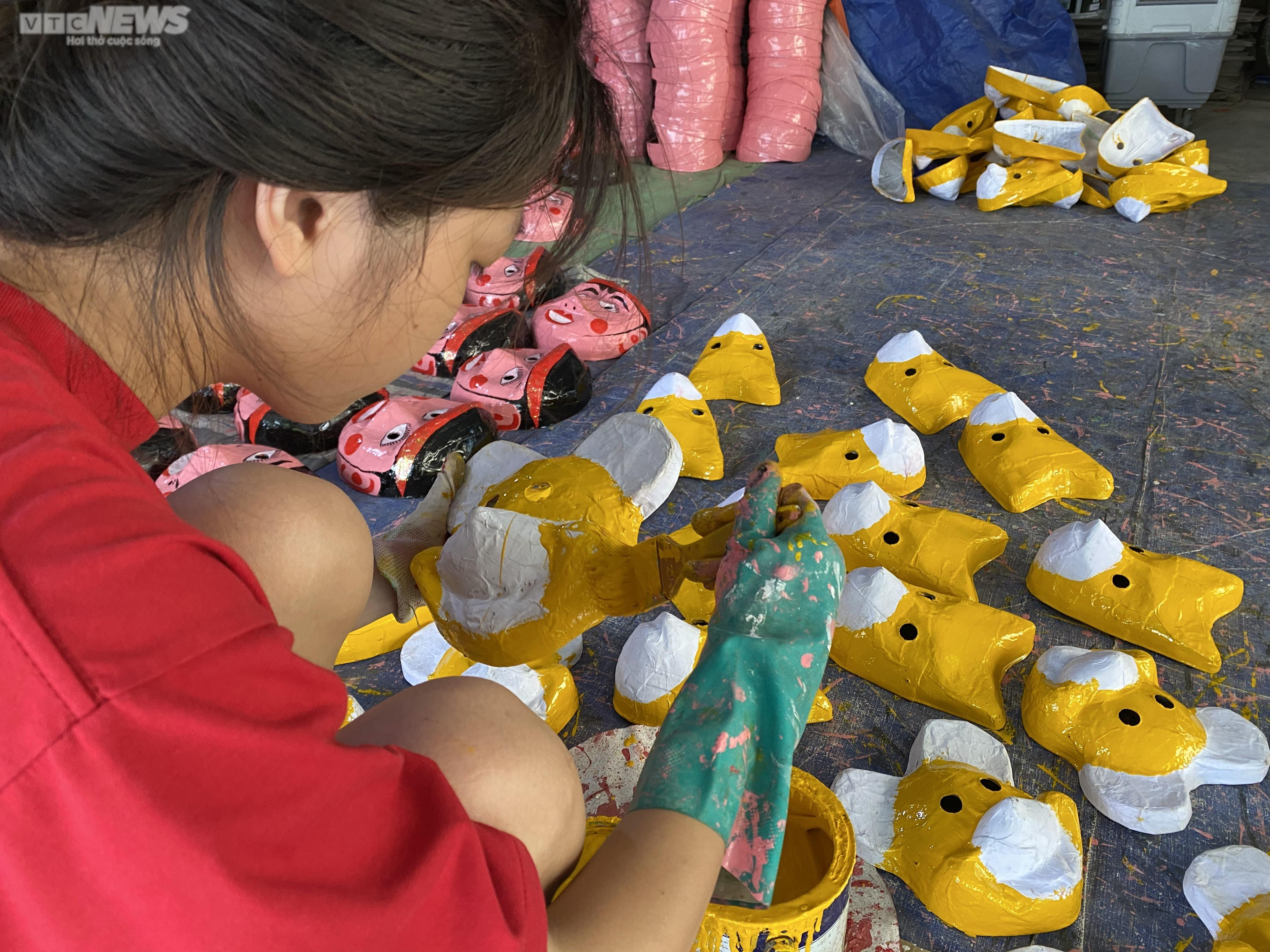 Nghệ nhân làm mặt nạ giấy bồi hơn 40 năm 'giữ hồn' Trung thu xưa - 6