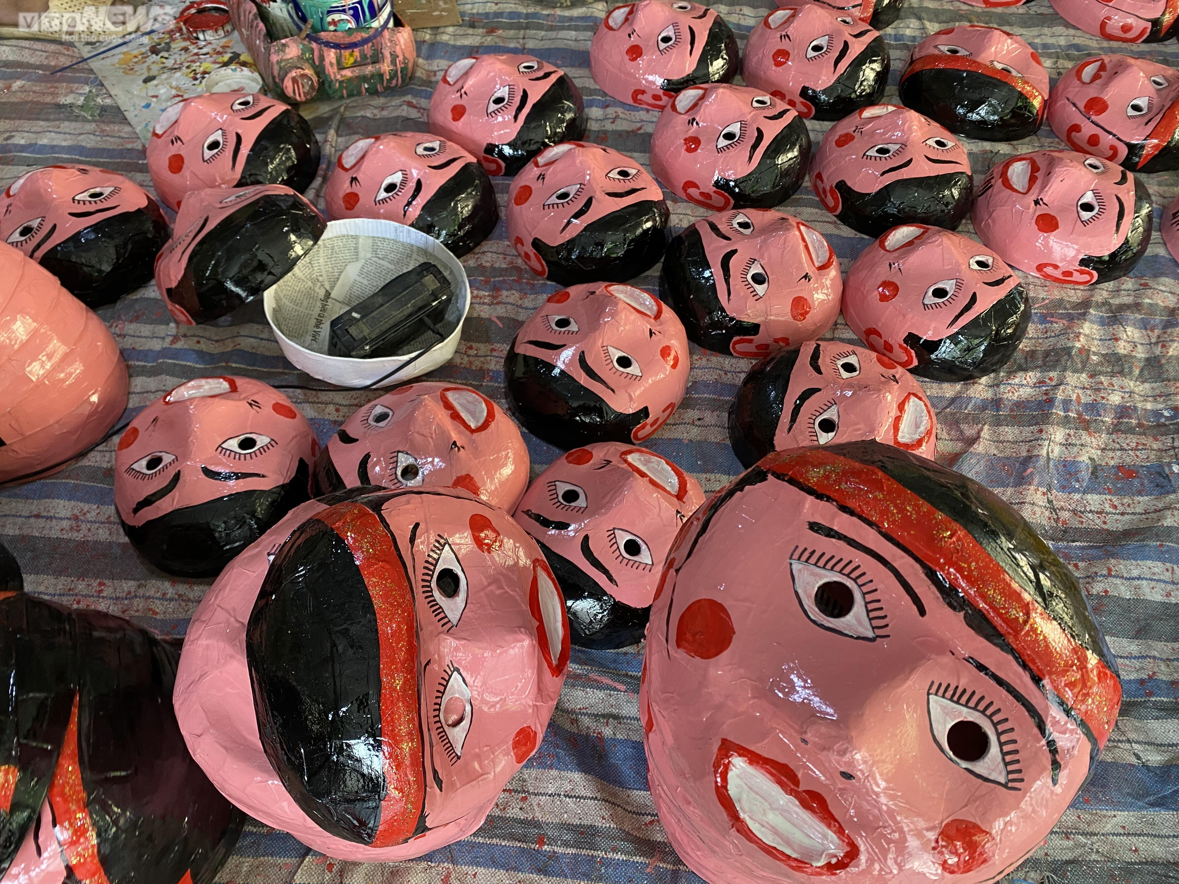 Nghệ nhân làm mặt nạ giấy bồi hơn 40 năm 'giữ hồn' Trung thu xưa - 7