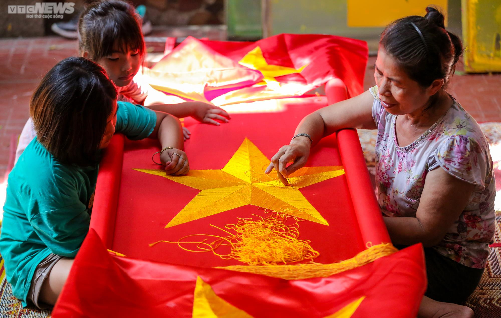 Ảnh: Gia đình ba thế hệ hơn 70 năm 'giữ hồn' cho lá cờ Tổ quốc - 3