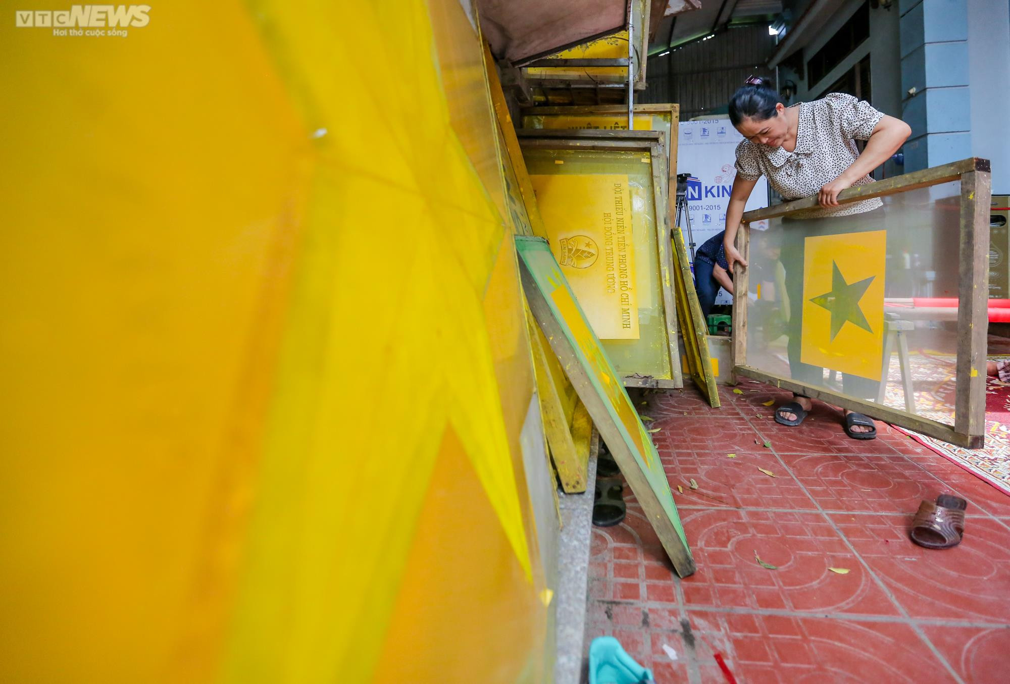 Ảnh: Gia đình ba thế hệ hơn 70 năm 'giữ hồn' cho lá cờ Tổ quốc - 1