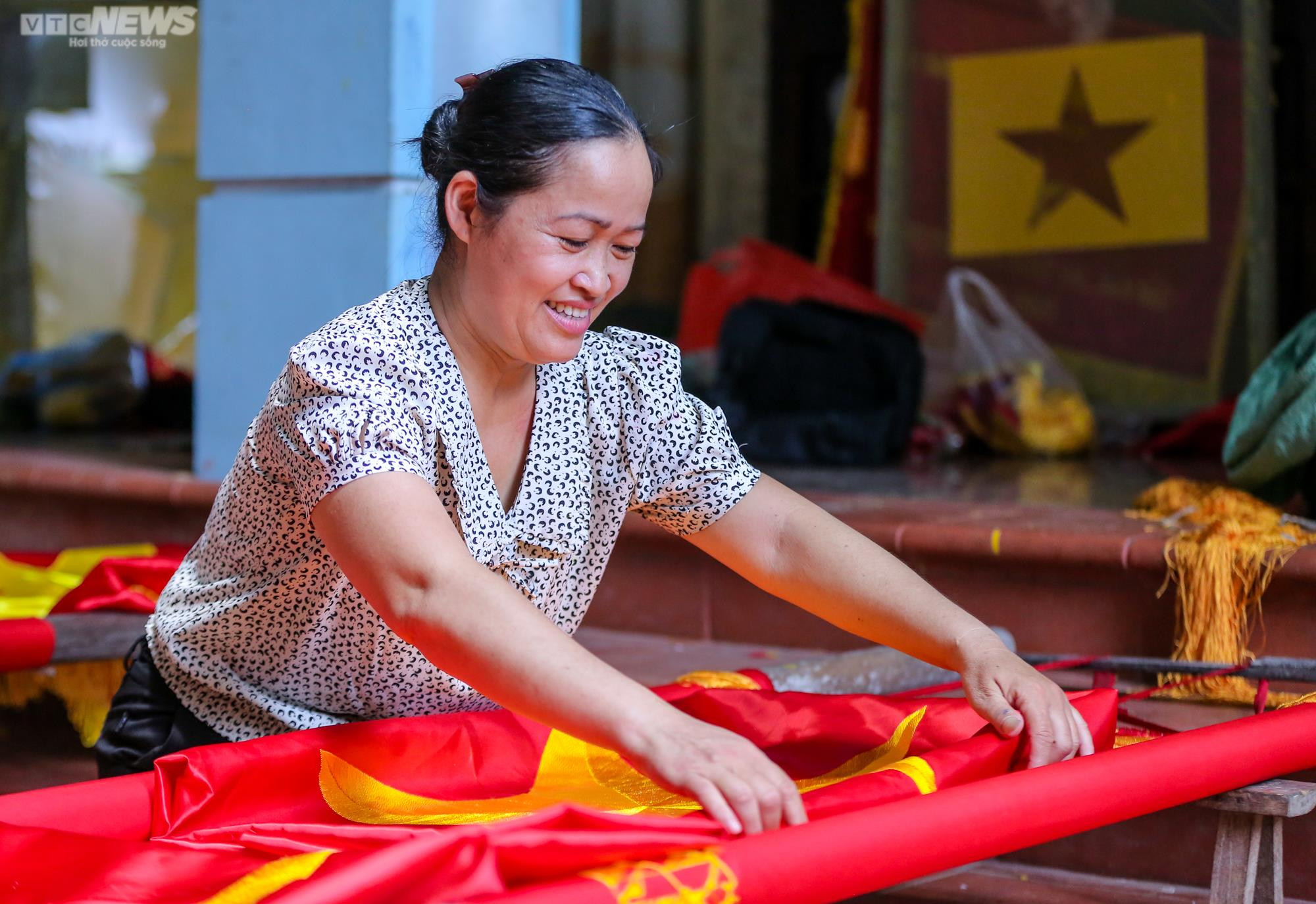 Ảnh: Gia đình ba thế hệ hơn 70 năm 'giữ hồn' cho lá cờ Tổ quốc - 9