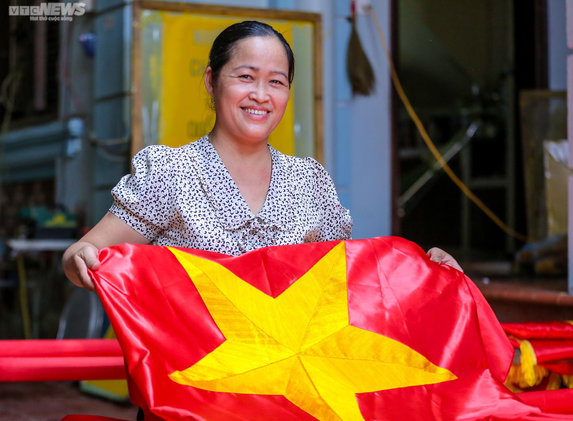 Ảnh: Gia đình ba thế hệ hơn 70 năm 'giữ hồn' cho lá cờ Tổ quốc - 13