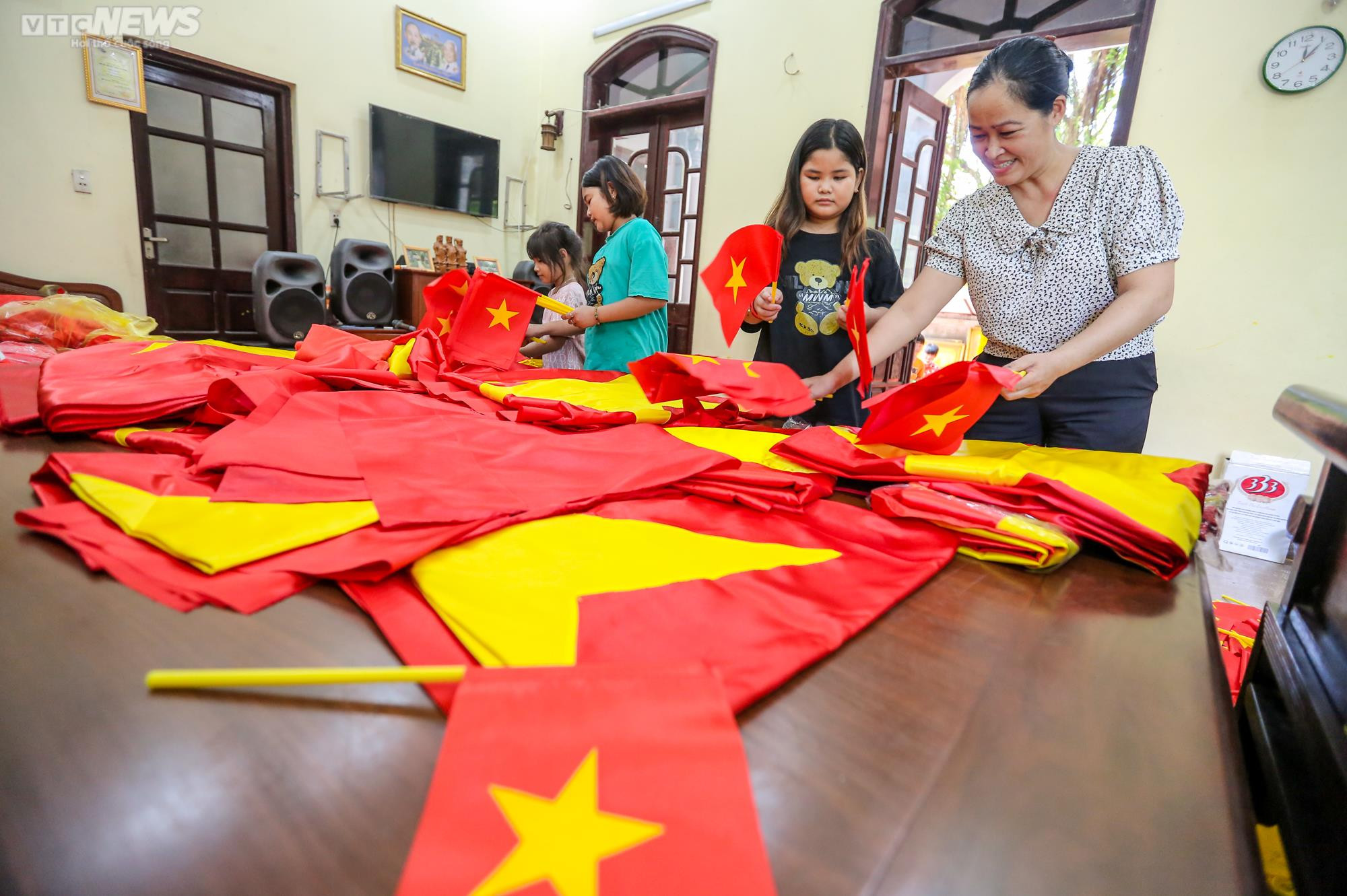 Ảnh: Gia đình ba thế hệ hơn 70 năm 'giữ hồn' cho lá cờ Tổ quốc - 10