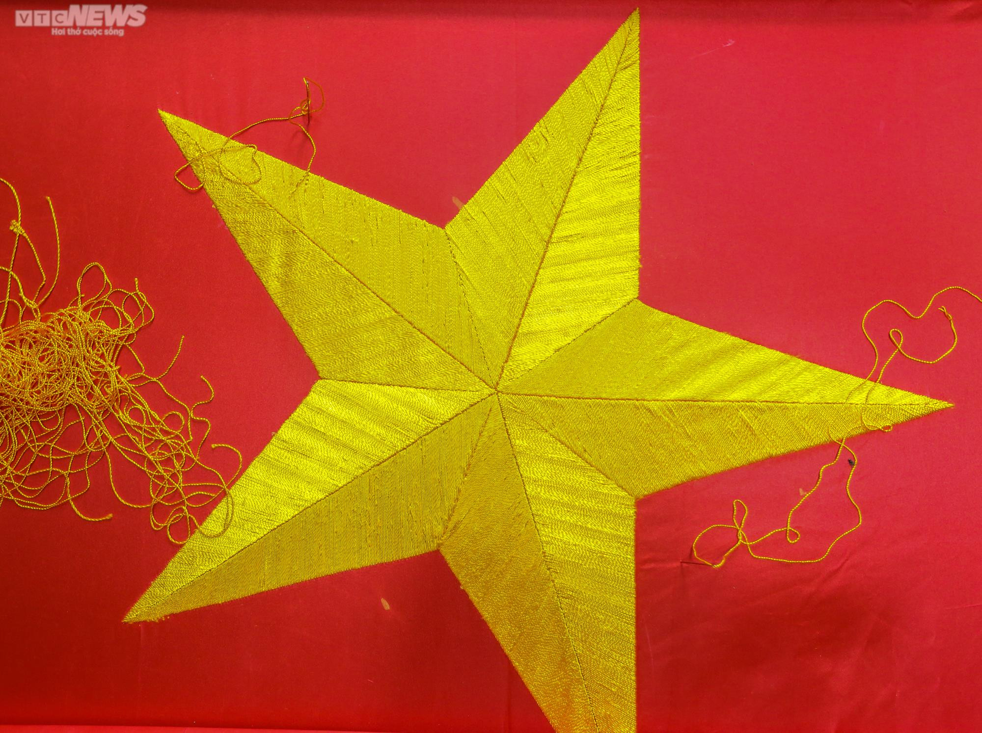 Ảnh: Gia đình ba thế hệ hơn 70 năm 'giữ hồn' cho lá cờ Tổ quốc - 8