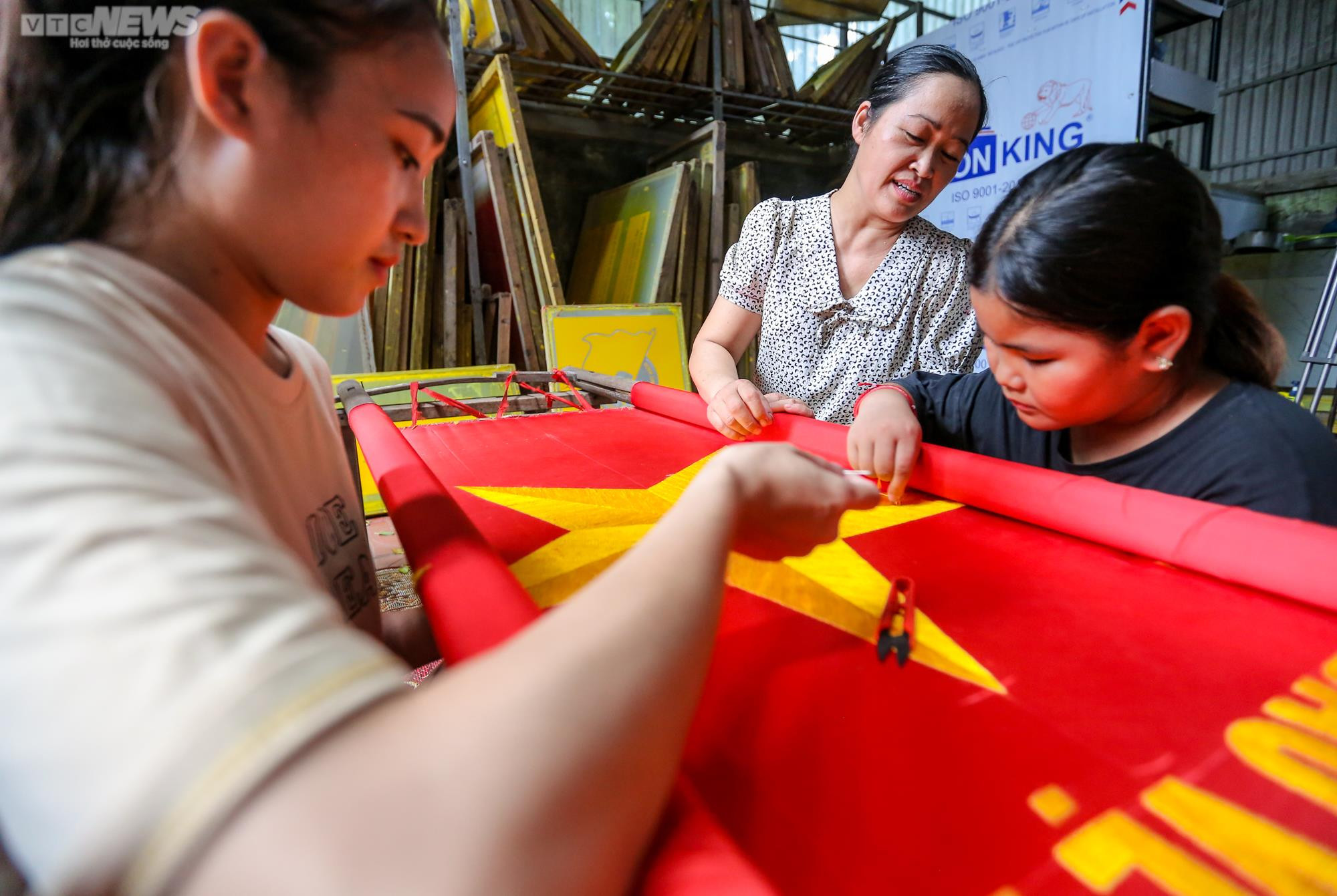 Ảnh: Gia đình ba thế hệ hơn 70 năm 'giữ hồn' cho lá cờ Tổ quốc - 7