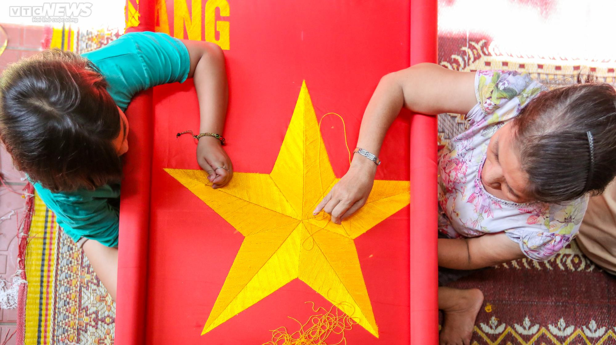 Ảnh: Gia đình ba thế hệ hơn 70 năm 'giữ hồn' cho lá cờ Tổ quốc - 4