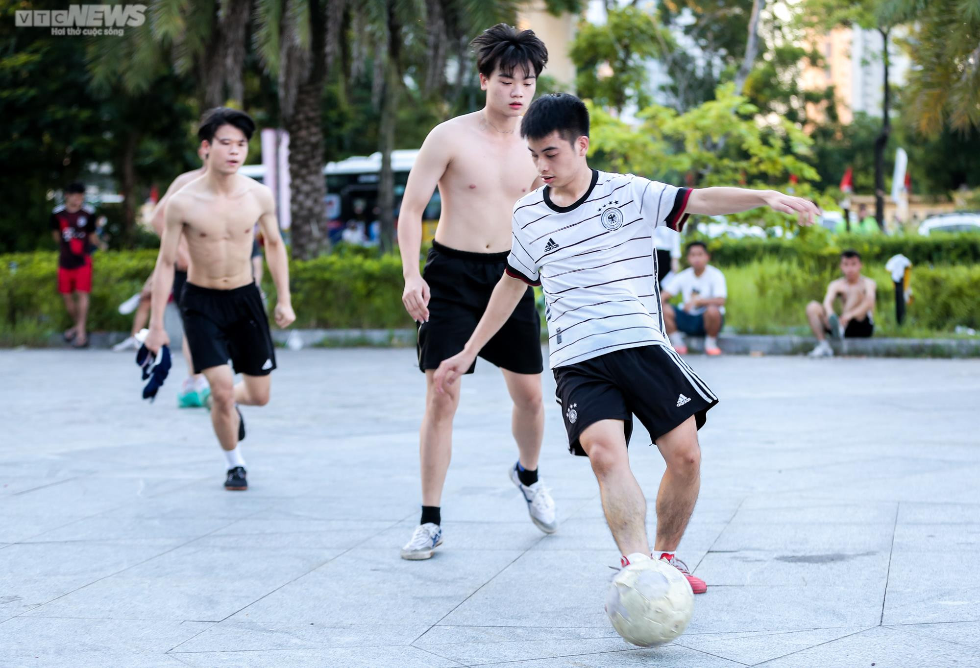 Ảnh: Công viên Mai Dịch 'hồi sinh', người dân Thủ đô háo hức đến tập thể dục - 10