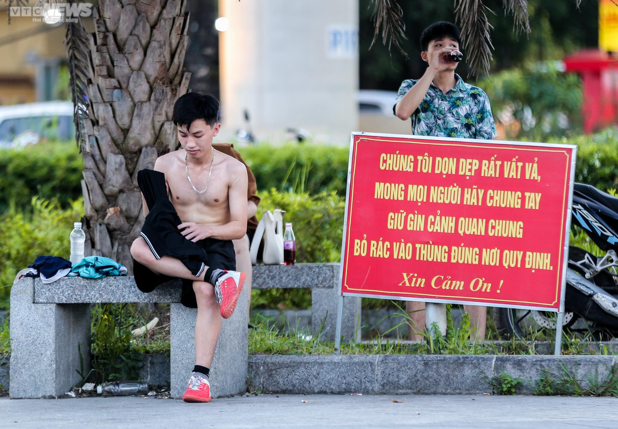 Ảnh: Công viên Mai Dịch 'hồi sinh', người dân Thủ đô háo hức đến tập thể dục - 15