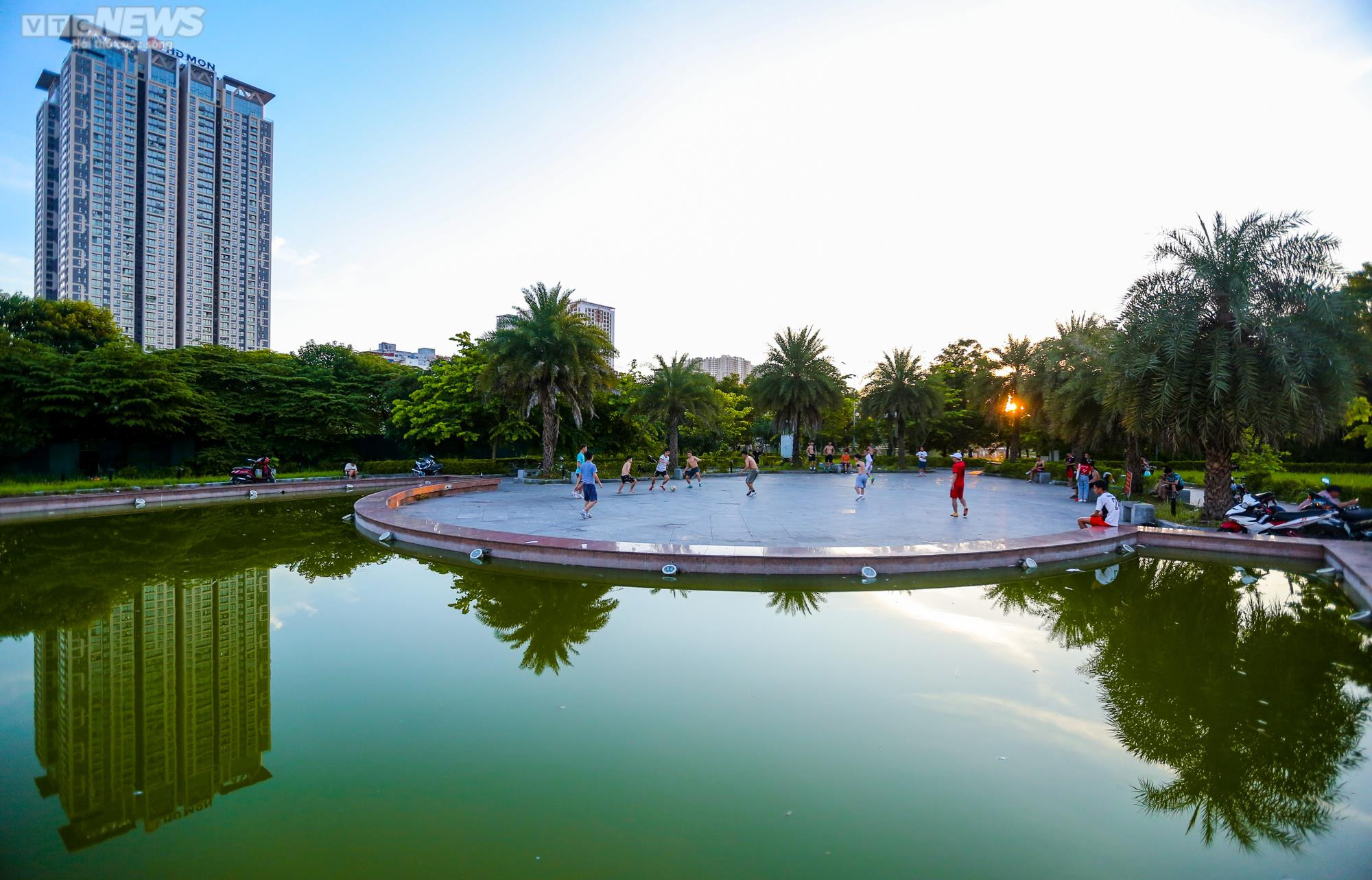 Ảnh: Công viên Mai Dịch 'hồi sinh', người dân Thủ đô háo hức đến tập thể dục - 9