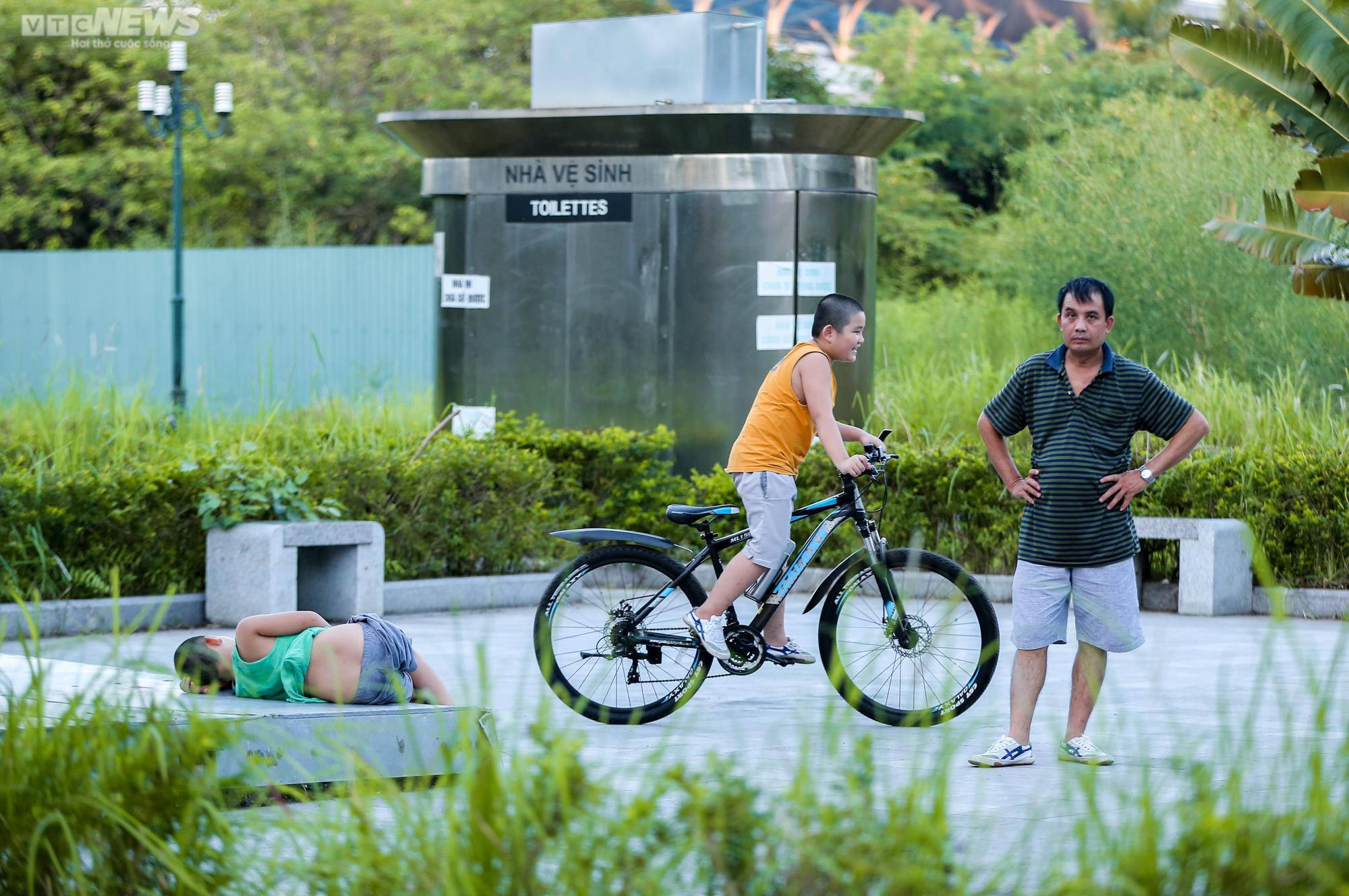 Ảnh: Công viên Mai Dịch 'hồi sinh', người dân Thủ đô háo hức đến tập thể dục - 16