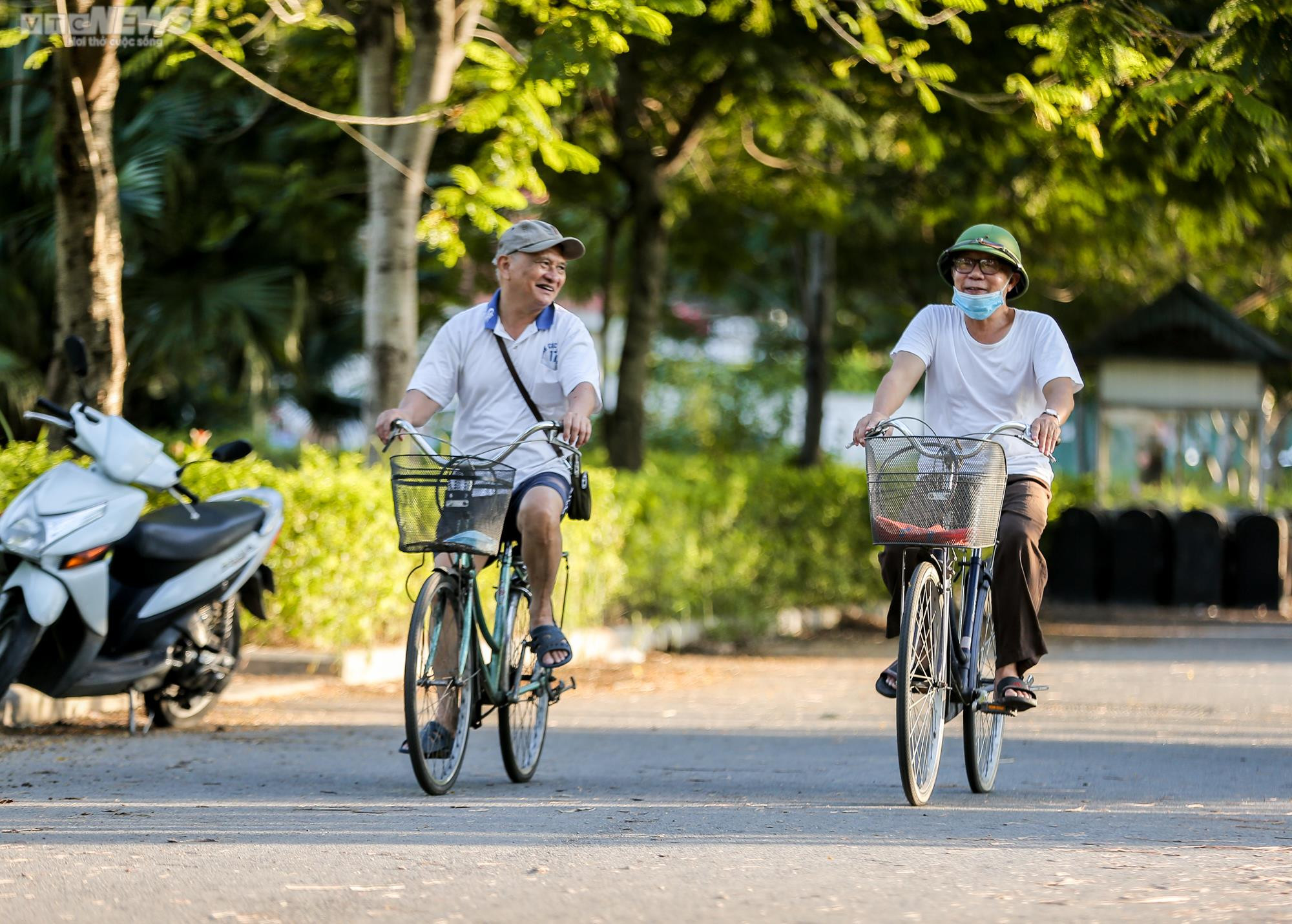 Ảnh: Công viên Mai Dịch 'hồi sinh', người dân Thủ đô háo hức đến tập thể dục - 6