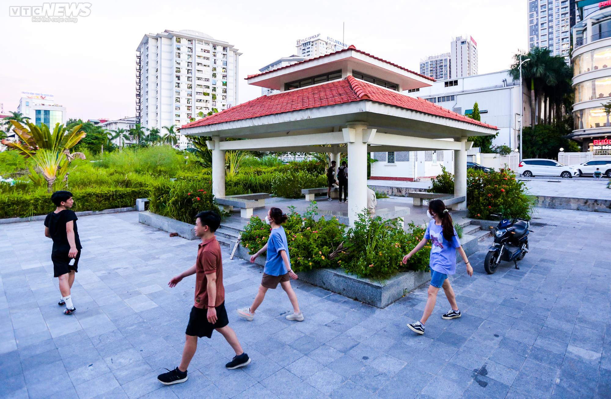 Ảnh: Công viên Mai Dịch 'hồi sinh', người dân Thủ đô háo hức đến tập thể dục - 17