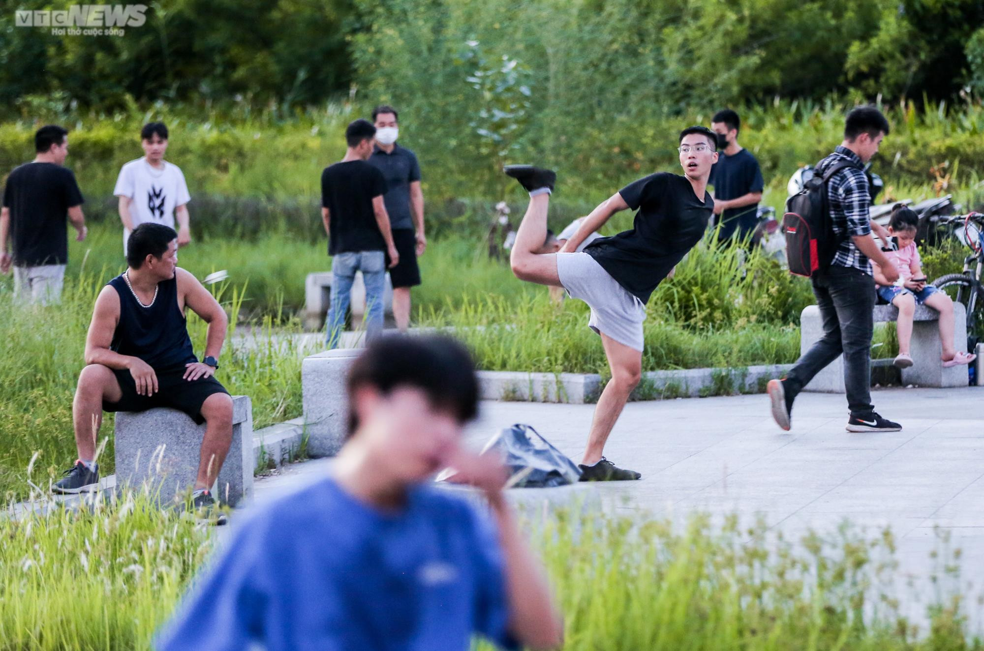 Ảnh: Công viên Mai Dịch 'hồi sinh', người dân Thủ đô háo hức đến tập thể dục - 3
