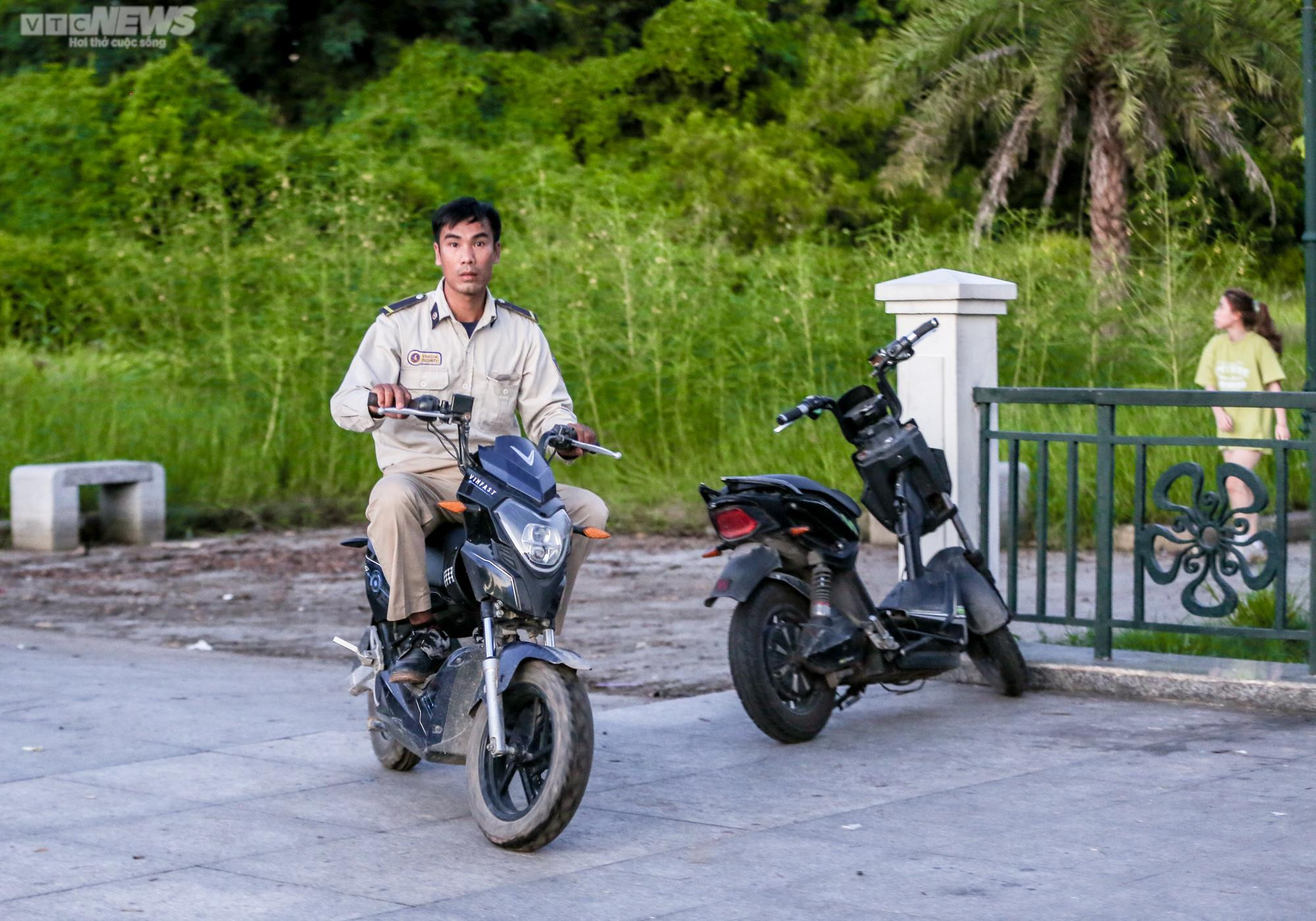 Ảnh: Công viên Mai Dịch 'hồi sinh', người dân Thủ đô háo hức đến tập thể dục - 14