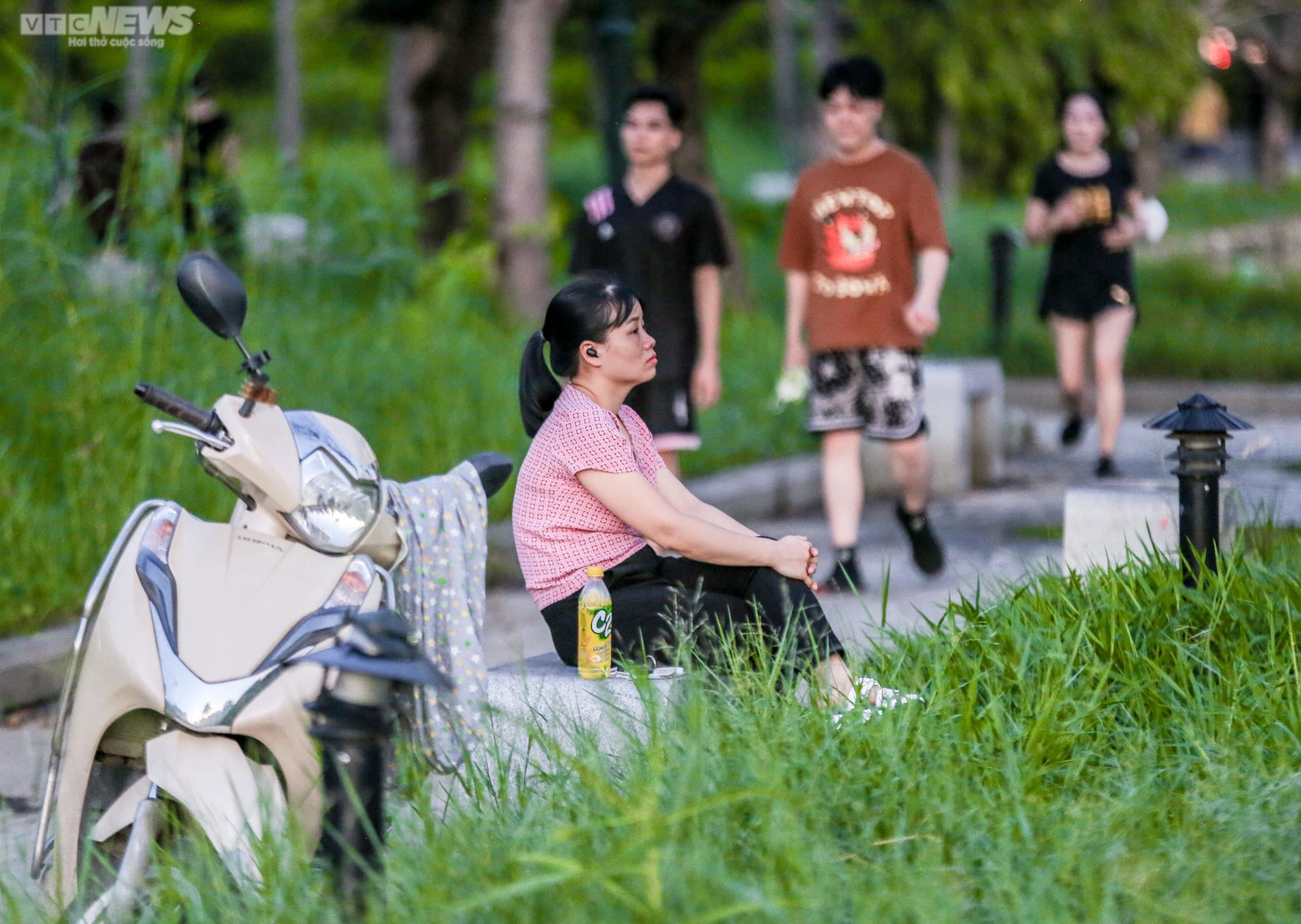 Ảnh: Công viên Mai Dịch 'hồi sinh', người dân Thủ đô háo hức đến tập thể dục - 13