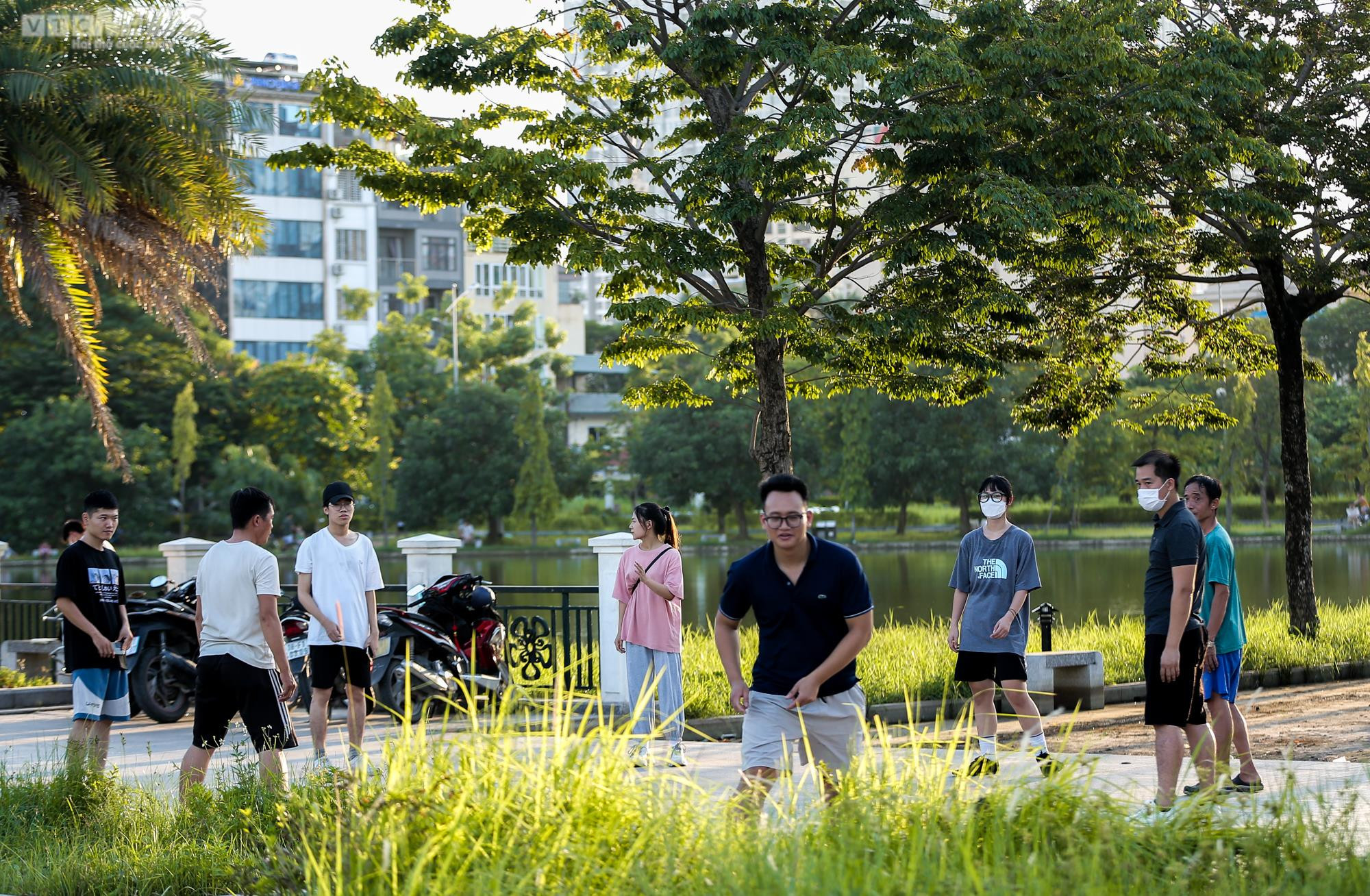 Ảnh: Công viên Mai Dịch 'hồi sinh', người dân Thủ đô háo hức đến tập thể dục - 4