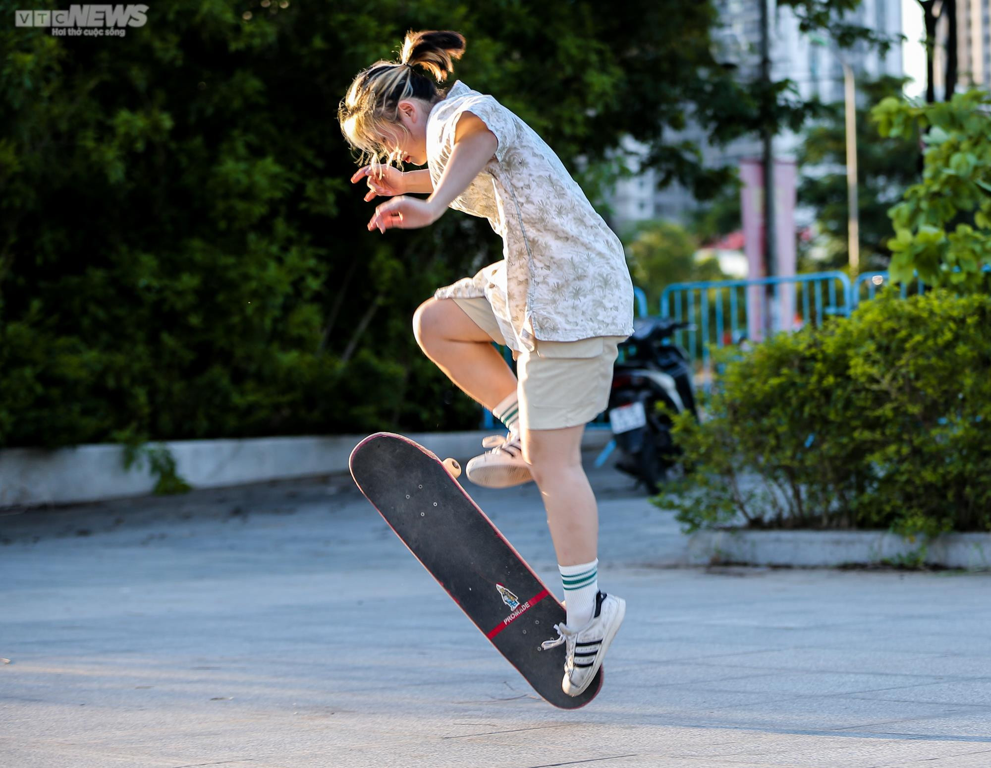 Ảnh: Công viên Mai Dịch 'hồi sinh', người dân Thủ đô háo hức đến tập thể dục - 8