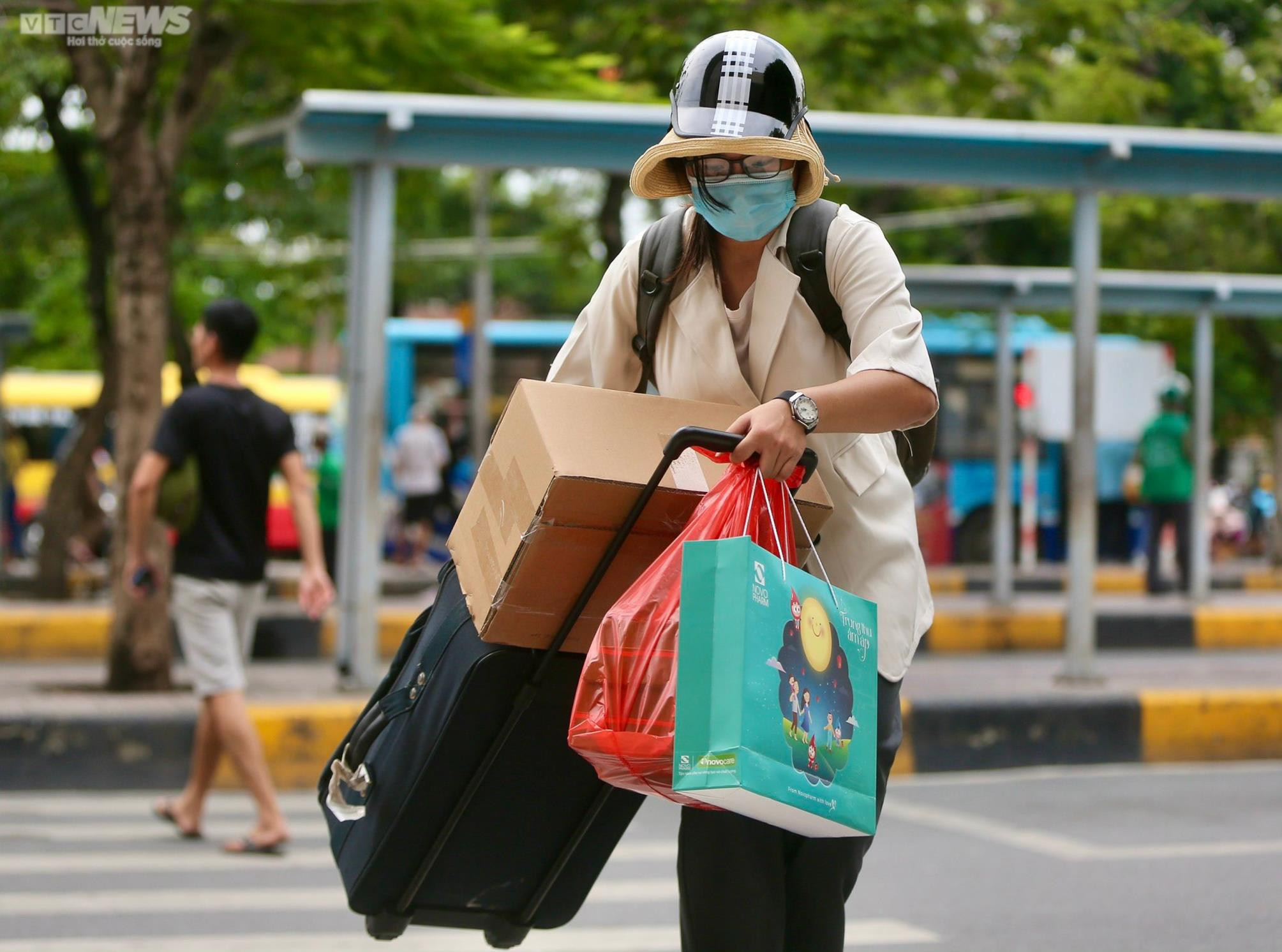 Ảnh: Người dân lỉnh kỉnh đồ đạc rời Thủ đô nghỉ lễ 2/9 - 10