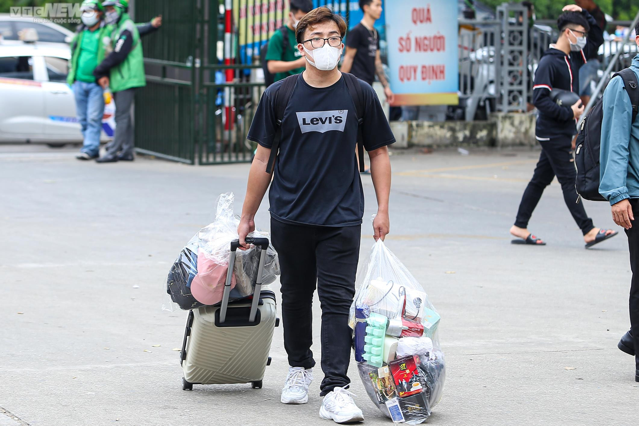 Ảnh: Người dân lỉnh kỉnh đồ đạc rời Thủ đô nghỉ lễ 2/9 - 5