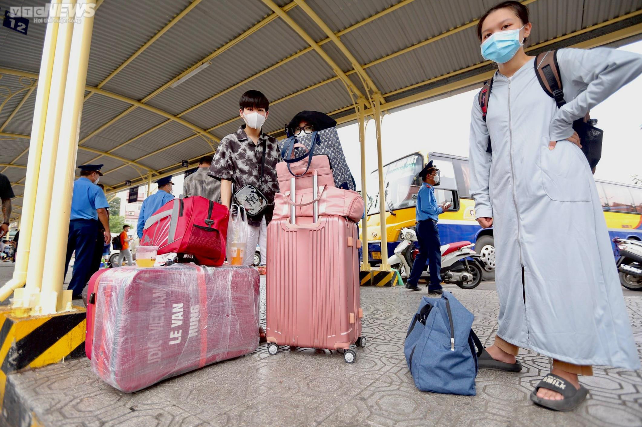 Ảnh: Người dân lỉnh kỉnh đồ đạc rời Thủ đô nghỉ lễ 2/9 - 8