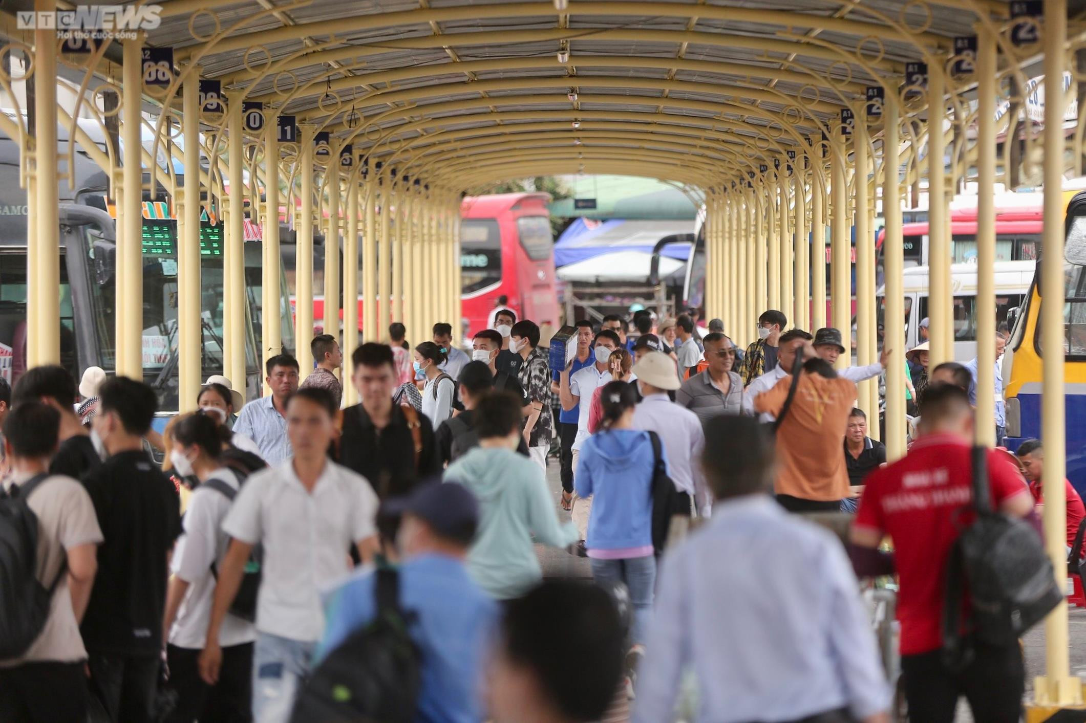 Ảnh: Người dân lỉnh kỉnh đồ đạc rời Thủ đô nghỉ lễ 2/9 - 7