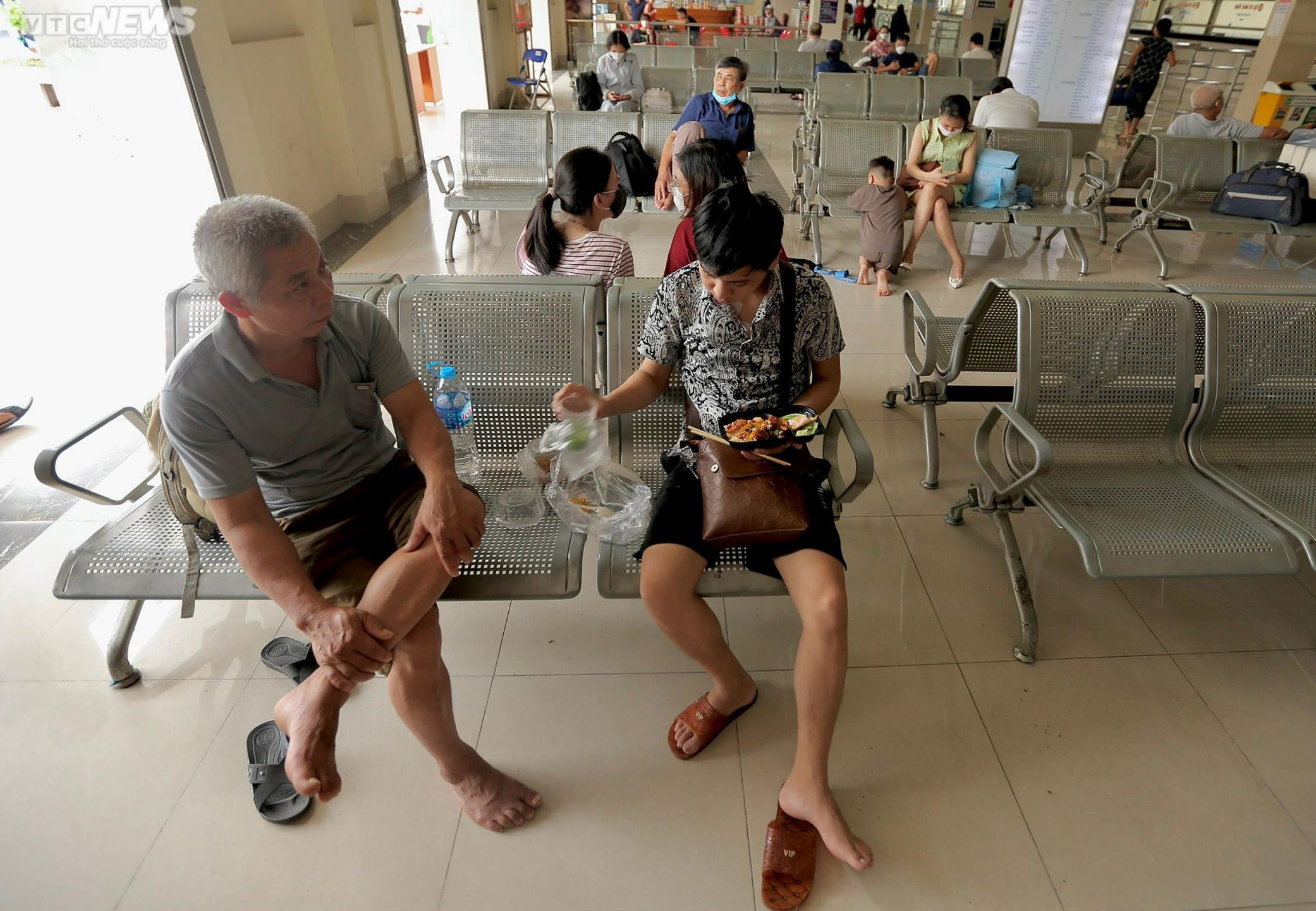 Ảnh: Người dân lỉnh kỉnh đồ đạc rời Thủ đô nghỉ lễ 2/9 - 11